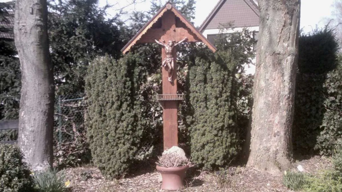 Photo showing: Wooden wayside cross in Ummer, Viersen, Germany.