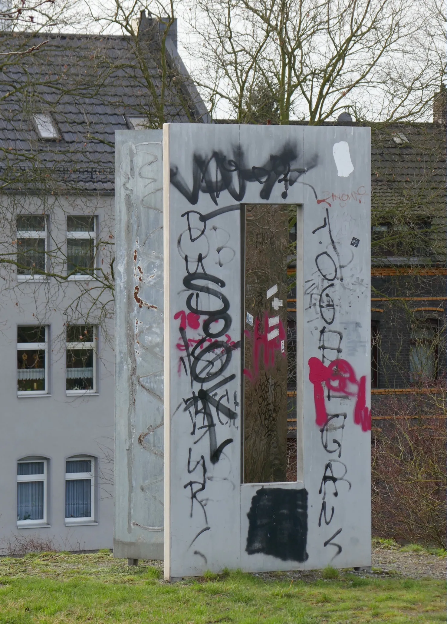 Photo showing: Skulptur Stahl und Spiegel im OLGA Park in Oberhausen, Deutschland. Die Bezeichnung "Stahl und Spiegel" ist nicht der Name des Kunstwerks, sondern ein Arbeitstitel. Die Skulptur besteht aus zwei spiegelsymmetrischen Objekten. Ein Panel ist jeweils spieleglblank poliert und um 45 Grad gegen die Nord-Südachse gedreht. Ein von Norden in das eine Objekt einfallender Lichtstrahl würde im Idealfall das andere Objekt Richtung Norden verlassen, was aber wegen der Baumwuchses zwischen den Objekten nicht möglich ist. Das zweite Objekt ist ca. 100 Meter westlich von der hier angezeigten Position.