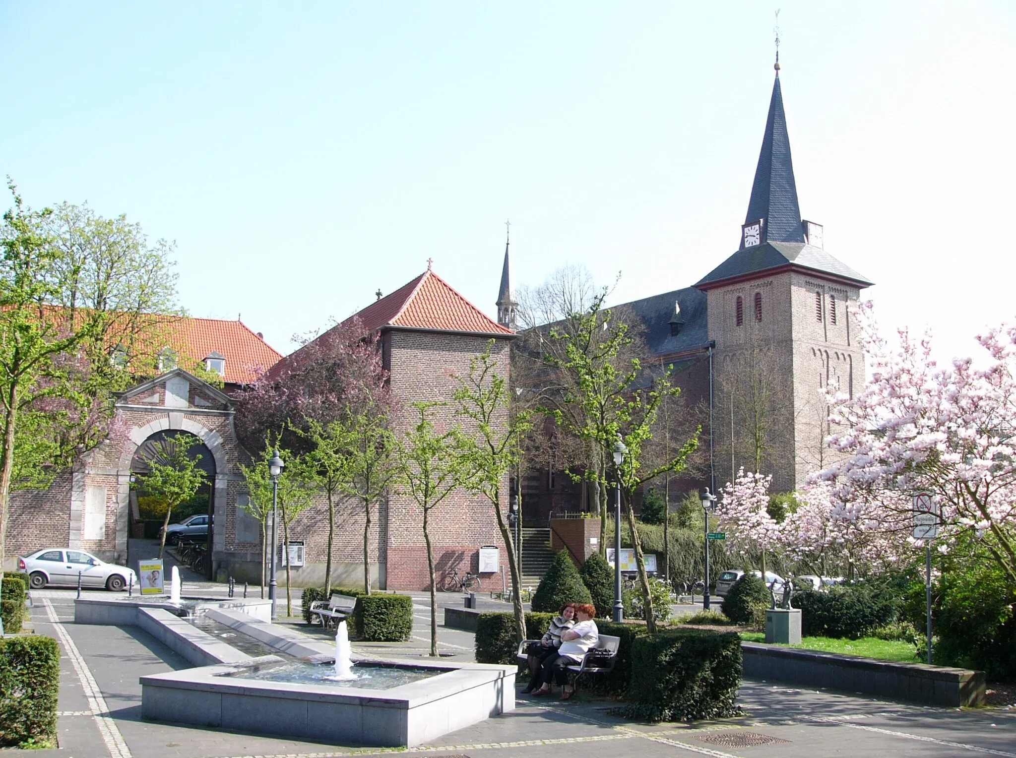 Photo showing: Pfarrkirche St. Peter und Paul mit ehem. Kreuzherrenkloster