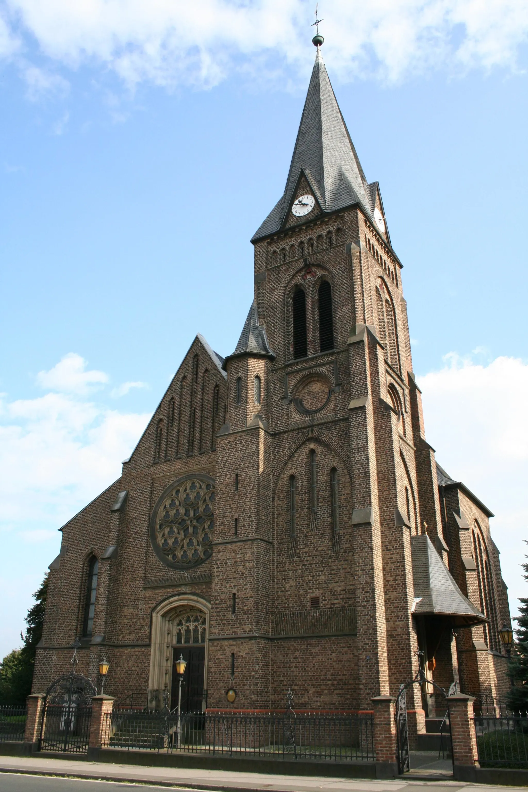 Photo showing: This image shows the catholic church "St. Barbara" in the German city Langenfeld (Rheinland), district Reusrath.