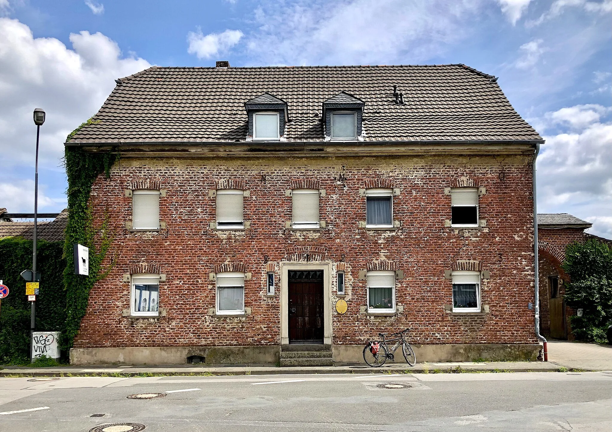 Photo showing: House 13 on Baumberger Strasse (Langenfeld-Rhineland). The local name of the house is Brandshof.