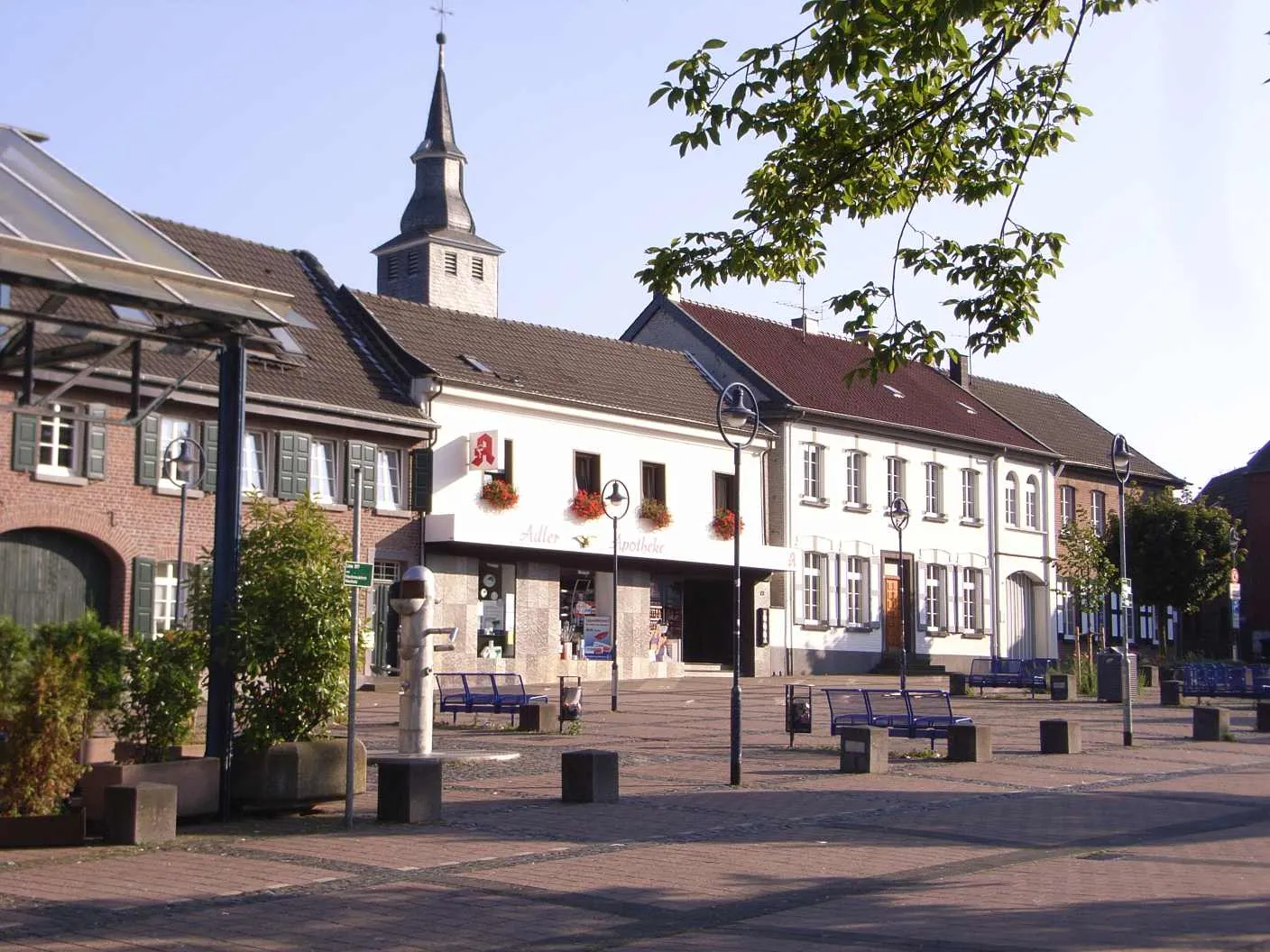 Photo showing: Jüchen (NRW), Marktplatz mit evangelischer Hofkirche