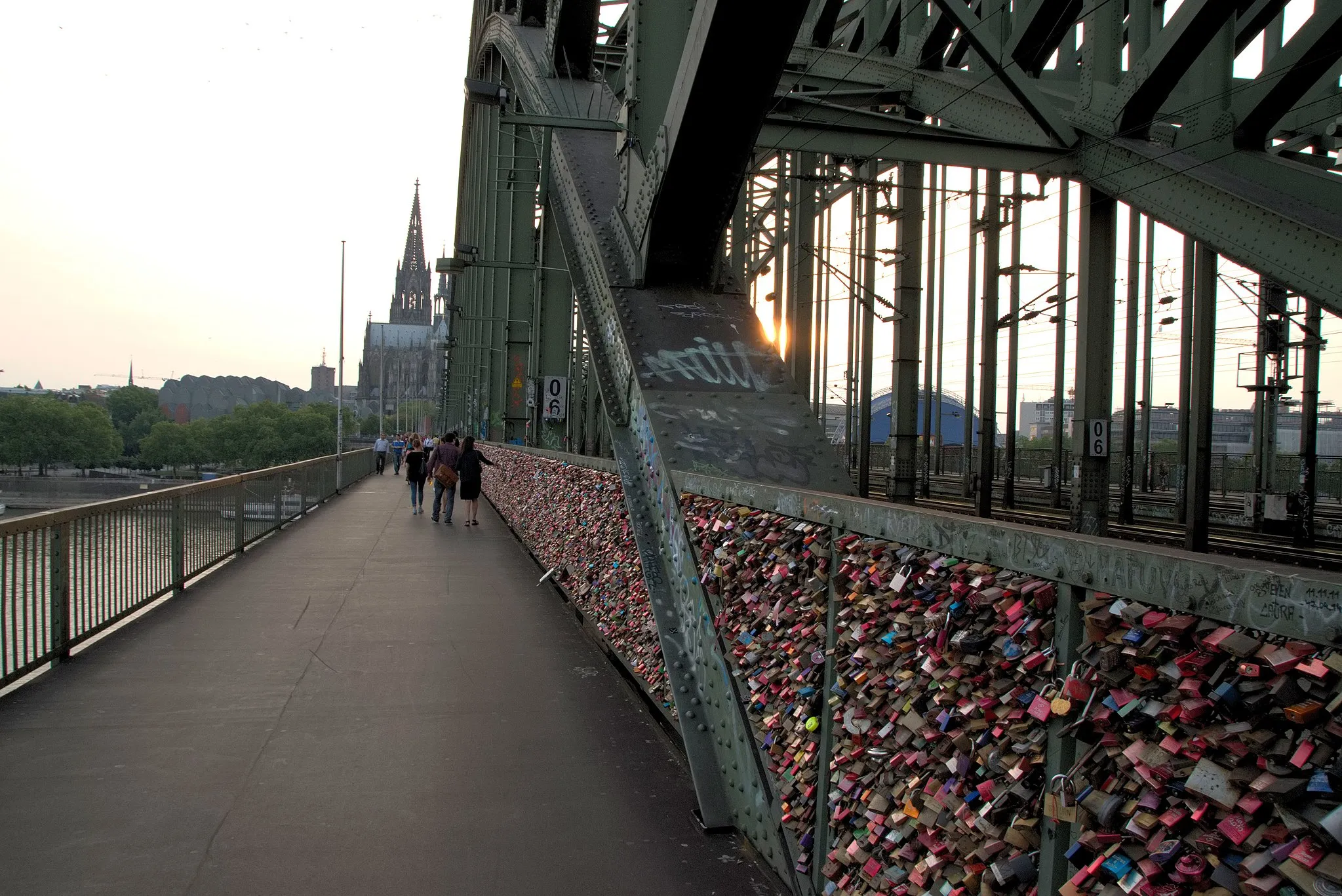 Photo showing: Hohenzollernbrücke Köln mit Liebesschlösser.