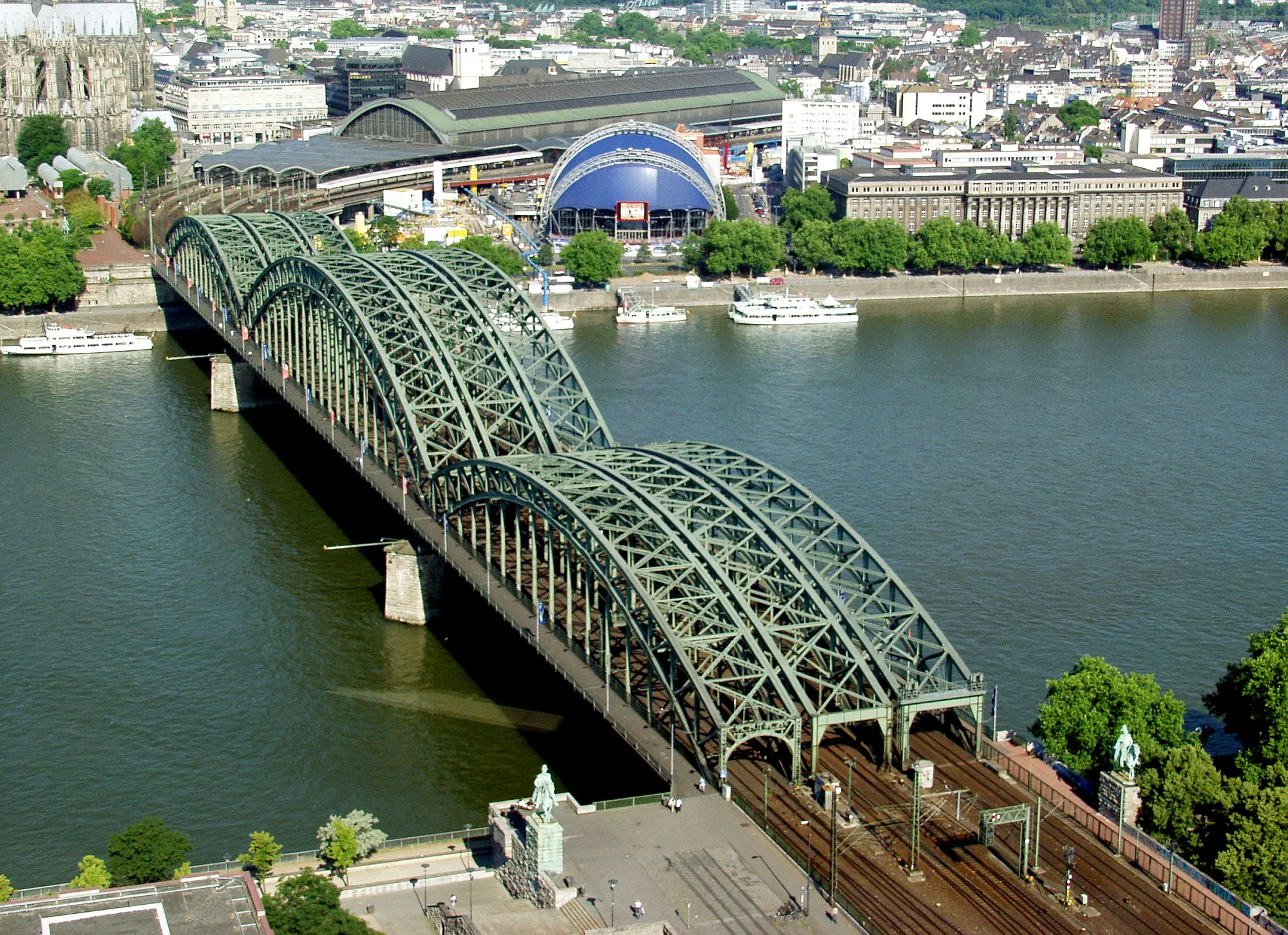 Photo showing: The Hohenzollernbrücke crossing the Rhein river in Cologne, Germany. On the right is the Musical Dome.