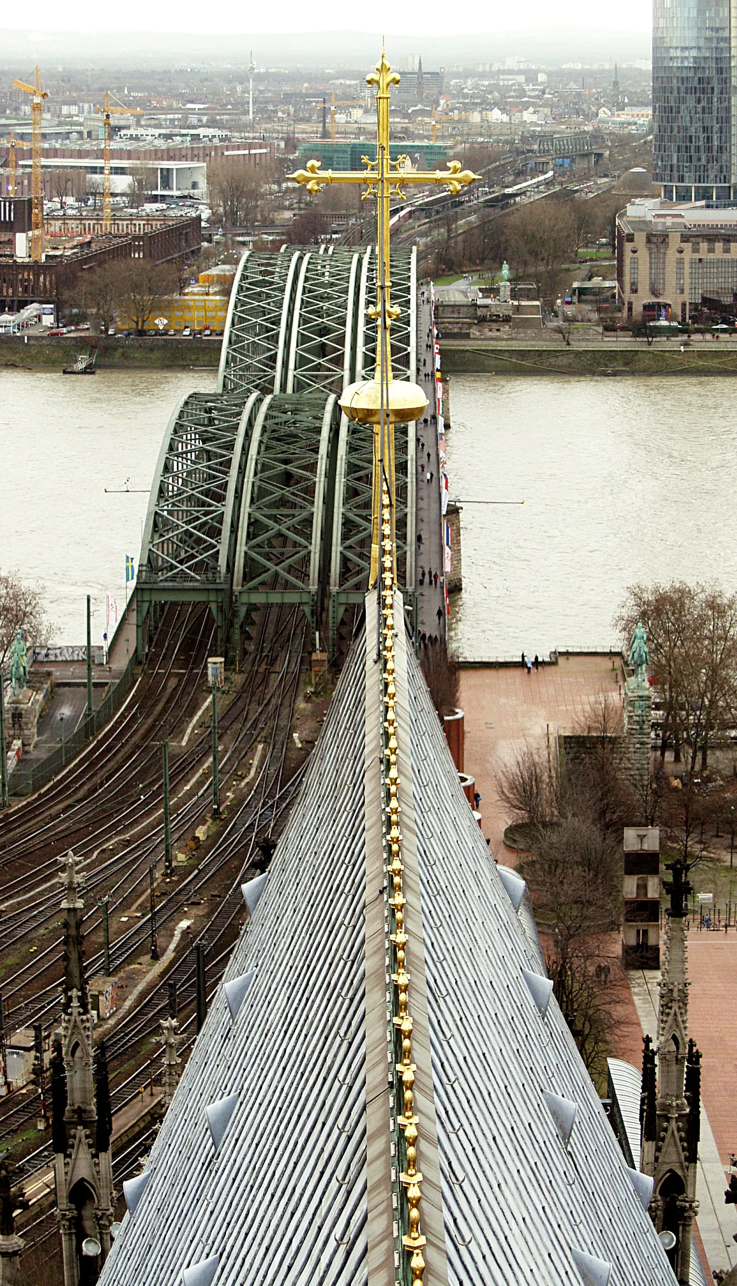 Photo showing: Hohenzollern bridge from crossing tower of Cologne Cathedral