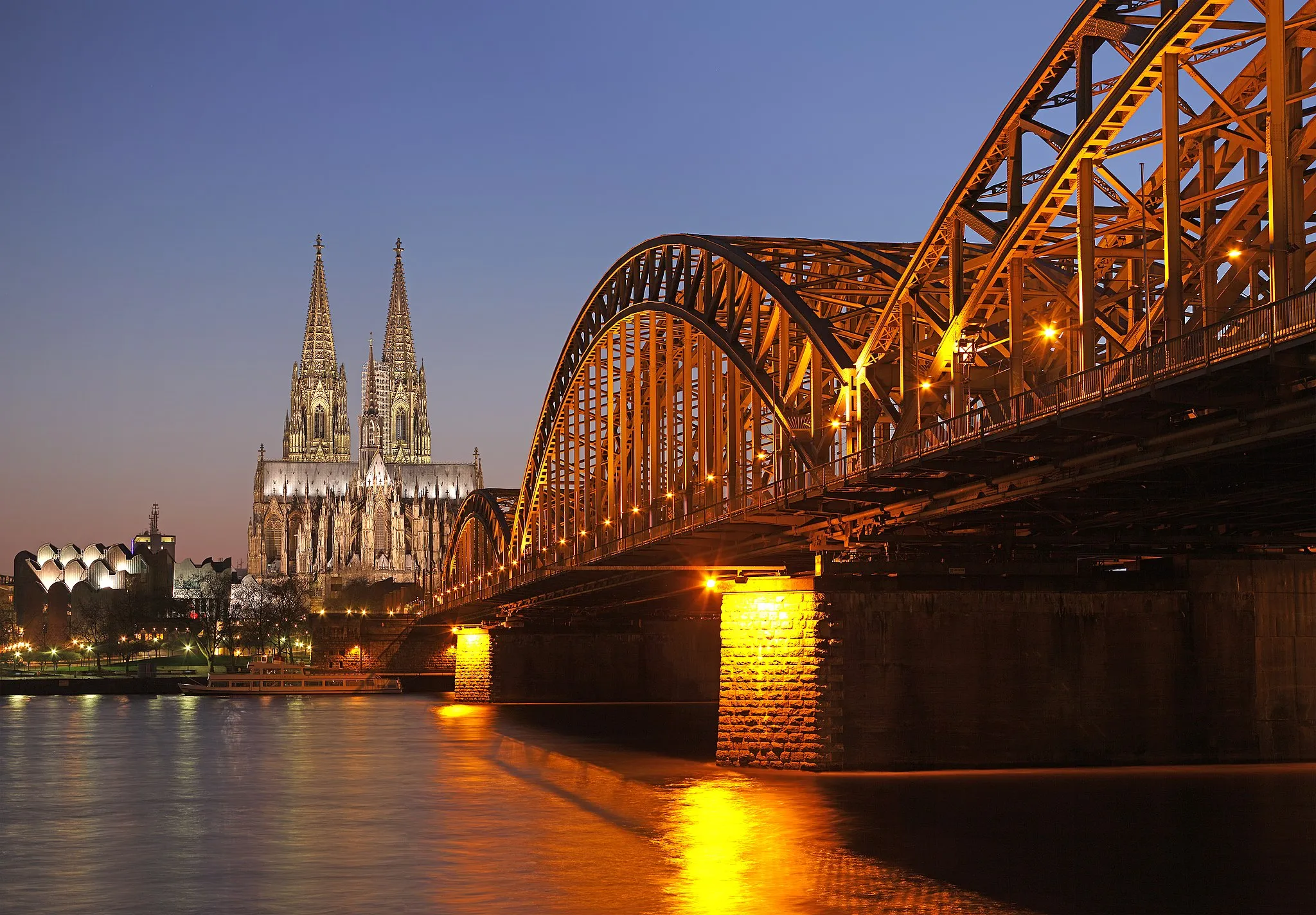 Photo showing: Hohenzollernbrücke in Cologne (Germany) with Cologne Cathedral in the blue hour.