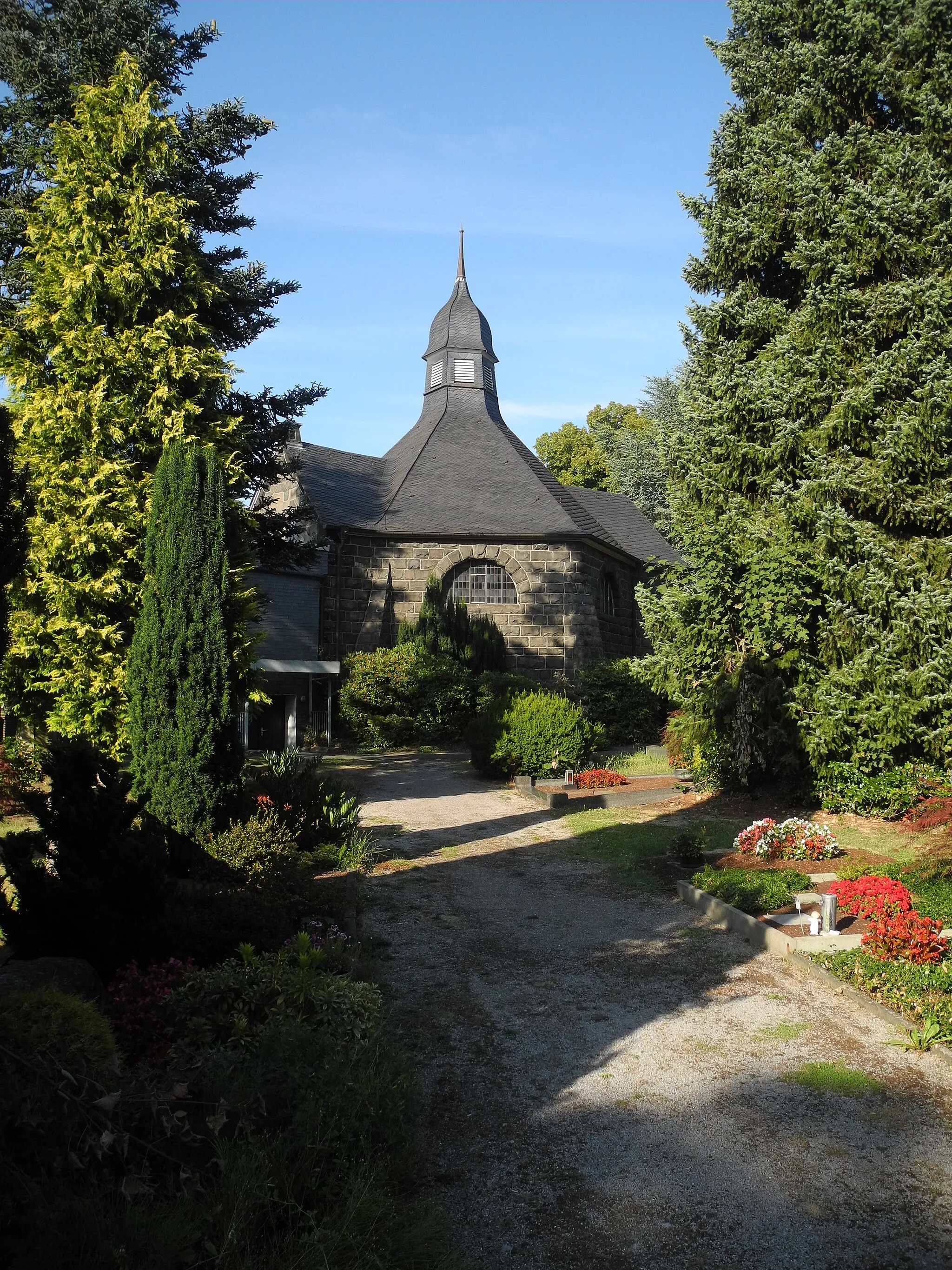 Photo showing: Solingen, Kapelle des evangelischen Friedhofs Höhscheid, am Eingang neben Haus Regerstr. 38 gelegen