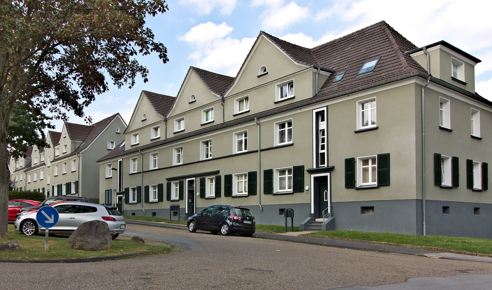 Photo showing: Wohnhäuser entlang des zentralen Platzes der Großwohnsiedlung Weegerhof, Hermann-Meyer-Straße, Solingen-Höhscheid