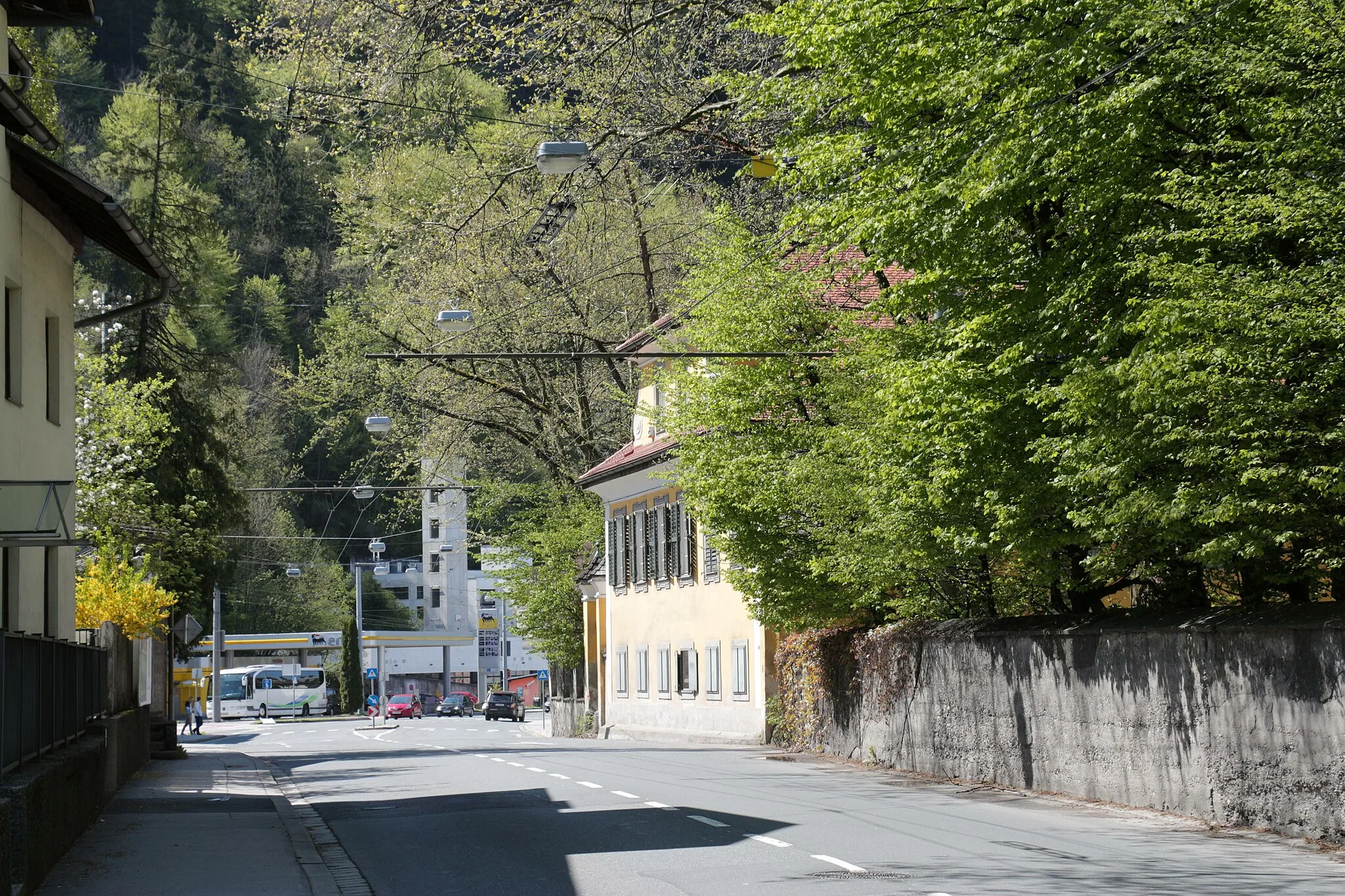 Photo showing: Die Schallmooser Hauptstraße im Salzburger Stadtteil Schallmoos (im Bild hinterer Teil) am Übergang zur Linzer Bundesstraße (im Bild vorderer Teil), rechts der denkmlageschützte Rauchenbichlerhof