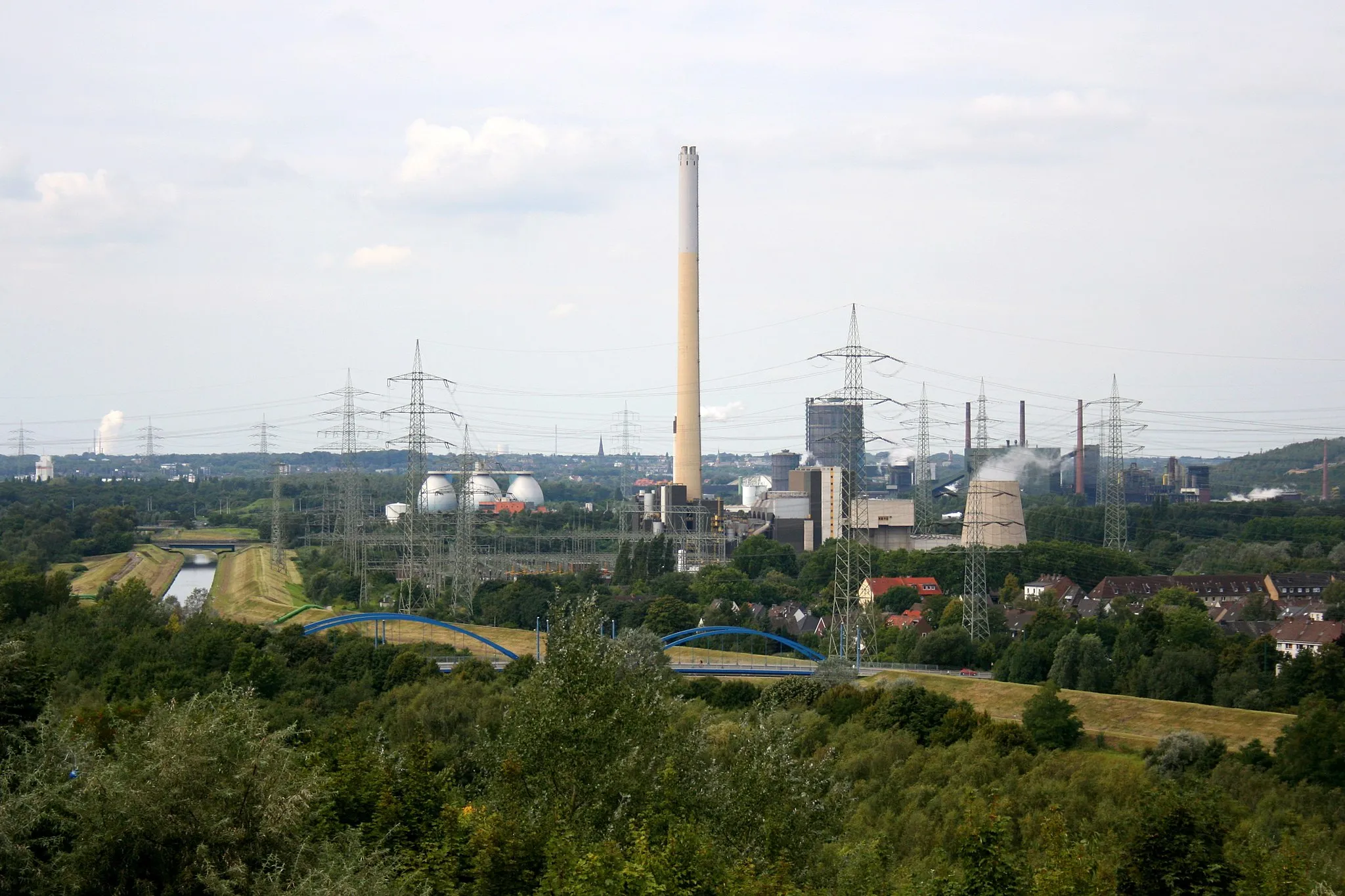 Photo showing: Müllheizkraftwerk Essen-Karnap, links Umspannanlage Karnap