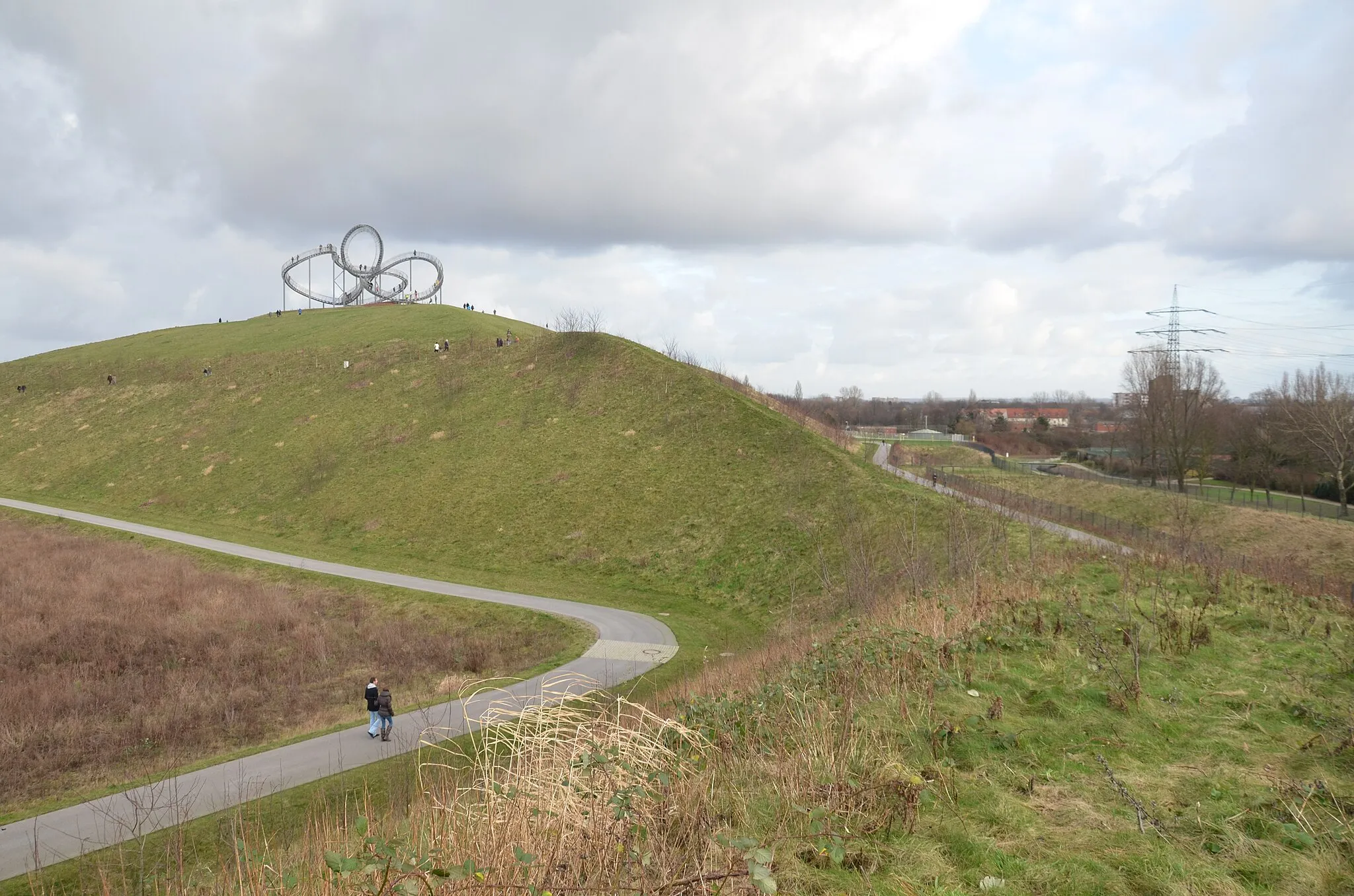 Photo showing: Tiger&Turtle Anfang 2012 auf der Heinrich-Hildebrand-Höhe im Angerpark in Duisburg.

rechts der Angerbach mit Regegnrückhaltebecken