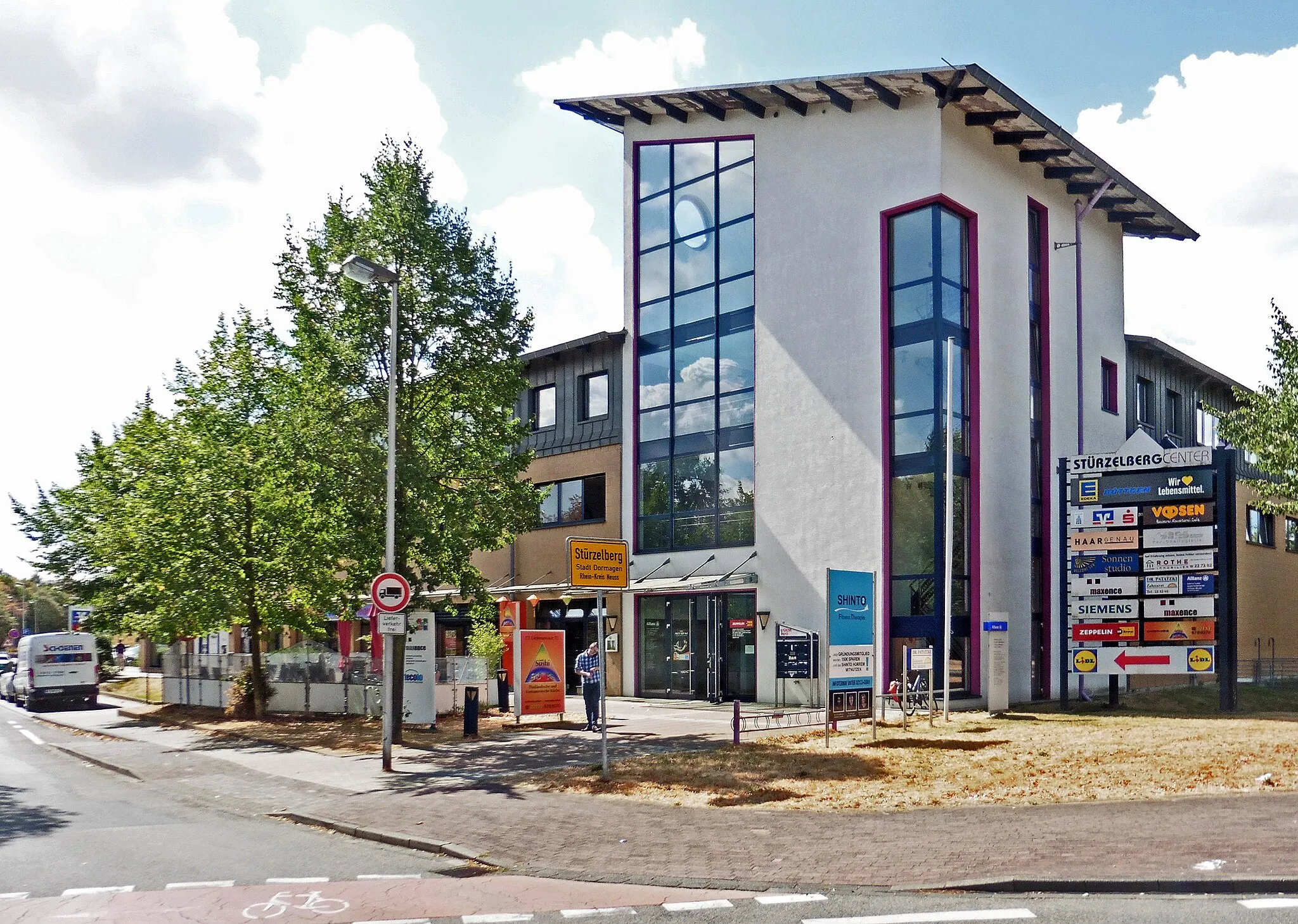 Photo showing: Stürzelberg Center am Kreisel in der Bahnstraße in Stürzelberg bei Dormagen. Ansicht von Norden.