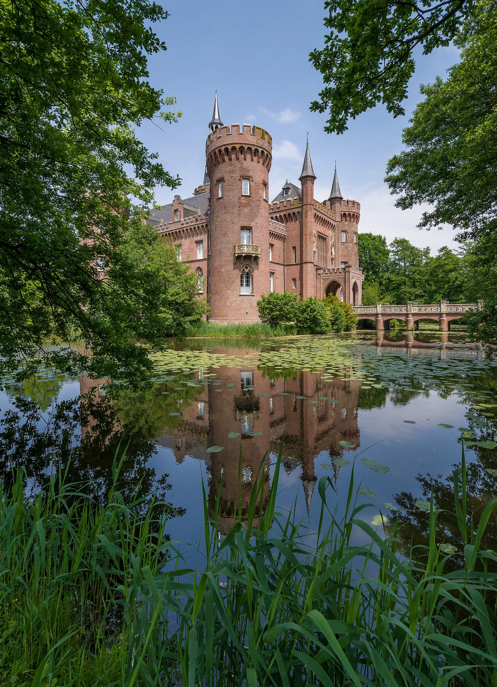 Photo showing: Moyland Castle, side view.