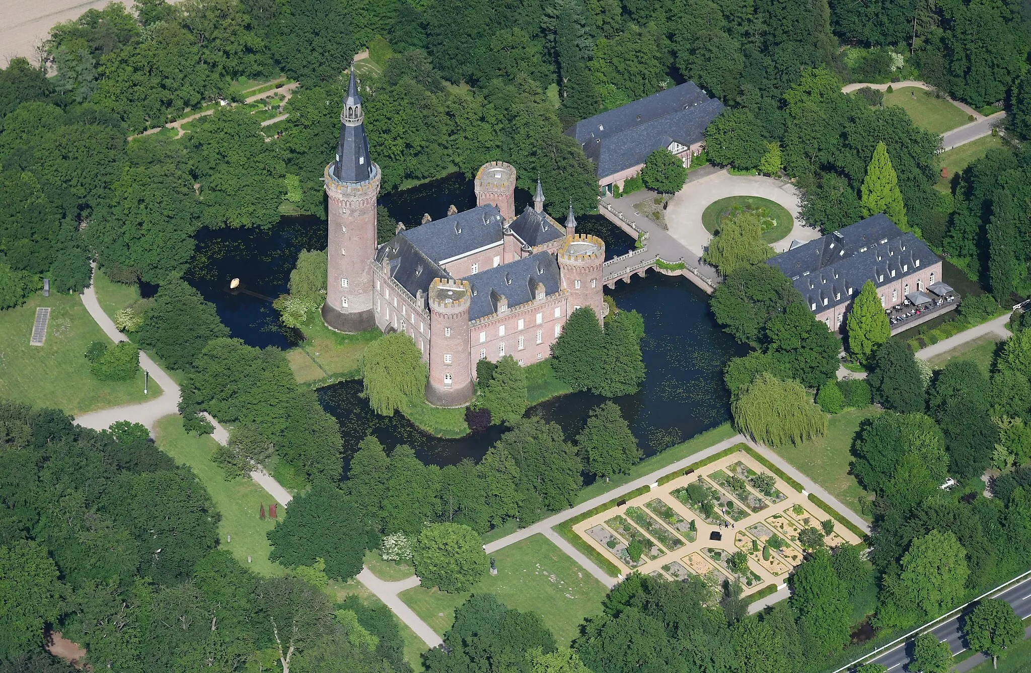 Photo showing: Aerial image of the Moyland Castle (view from the west)