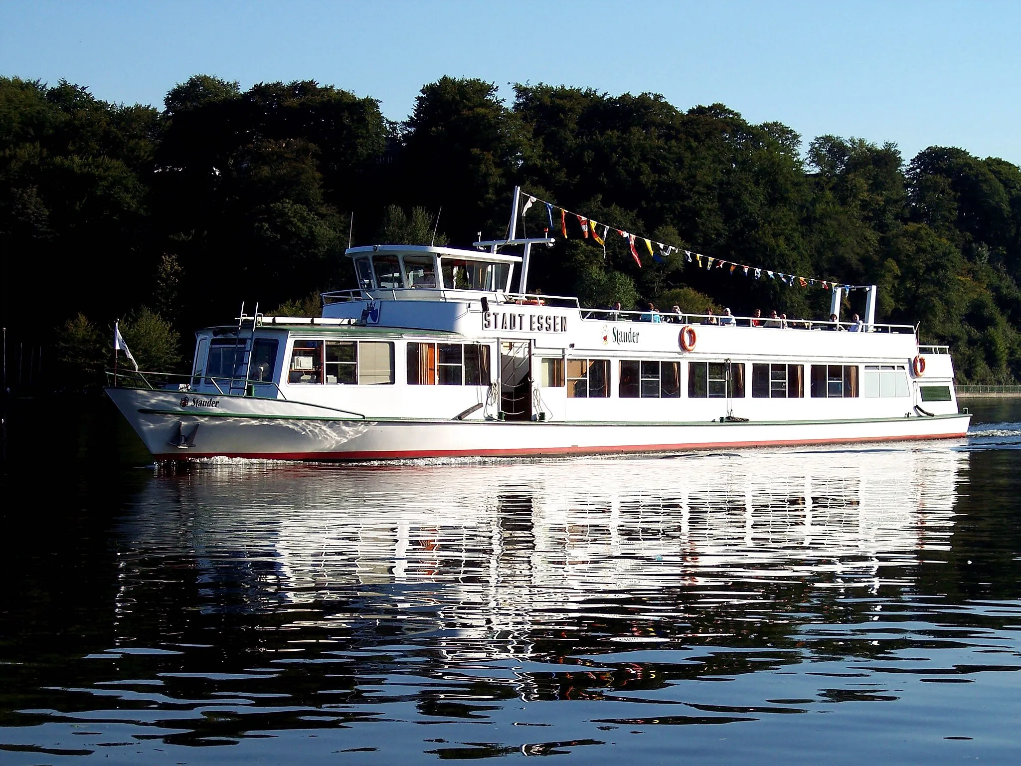 Photo showing: MS Stadt Essen of Weiße Flotte Baldeneysee arrives at Hügel on a scheduled trips along the Baldeneysee in the south of Essen, Germany.
