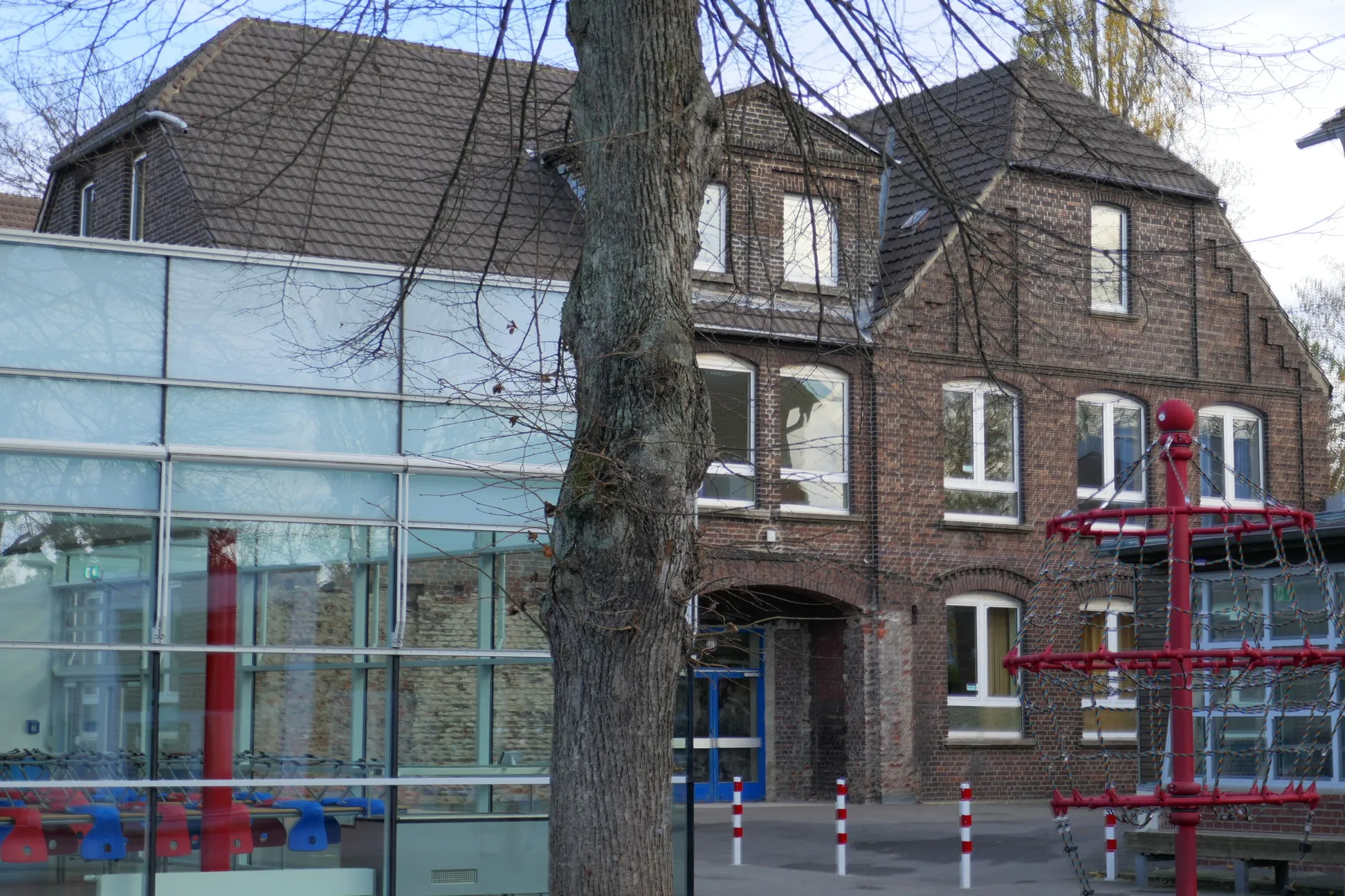 Photo showing: Denkmalgeschütztes Gebäude der ehemaligen Hauptschule Alstaden (jetzt Ruhrschule) in Oberhausen, Deutschland