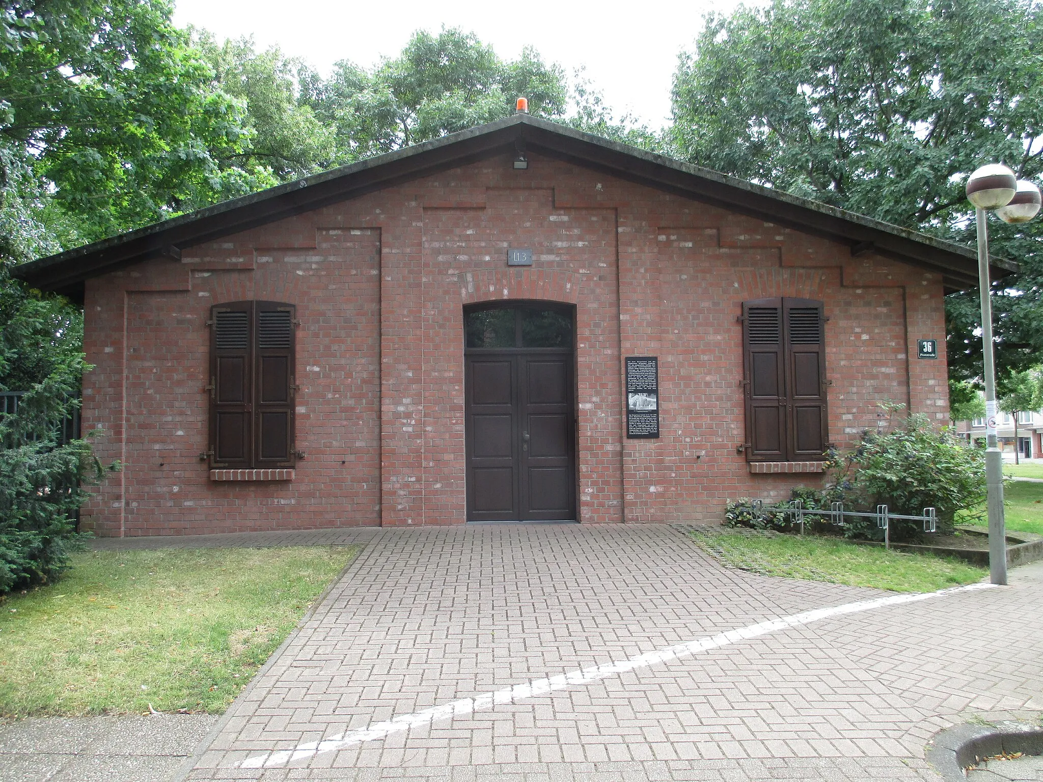Photo showing: Das Bürgerhaus wurde 1994 im Stil einer Leutnantsbaracke des ehemaligen Militärlagers Friedrichsfeld erbaut. Es wurde nach Originalzeichnungen des Vorgängerbaus von 1870 rekonstruiert. -- Das Bürgerhaus zählt nicht zu den eingetragenen Denkmälern.