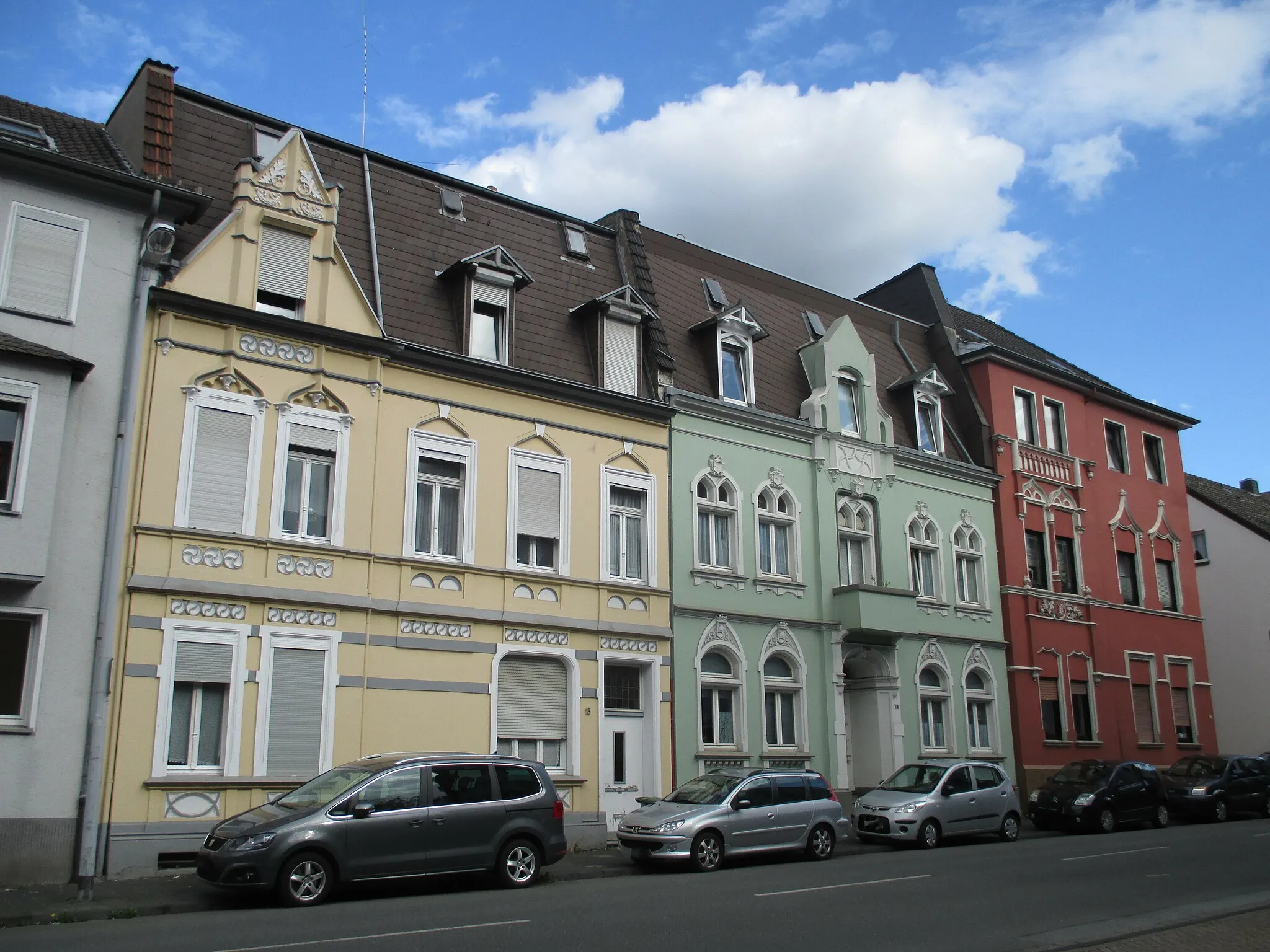 Photo showing: Denkmalgeschützt sind davon die Gebäude 16 und 18 mit ihrer Fassadengestaltung um 1900.