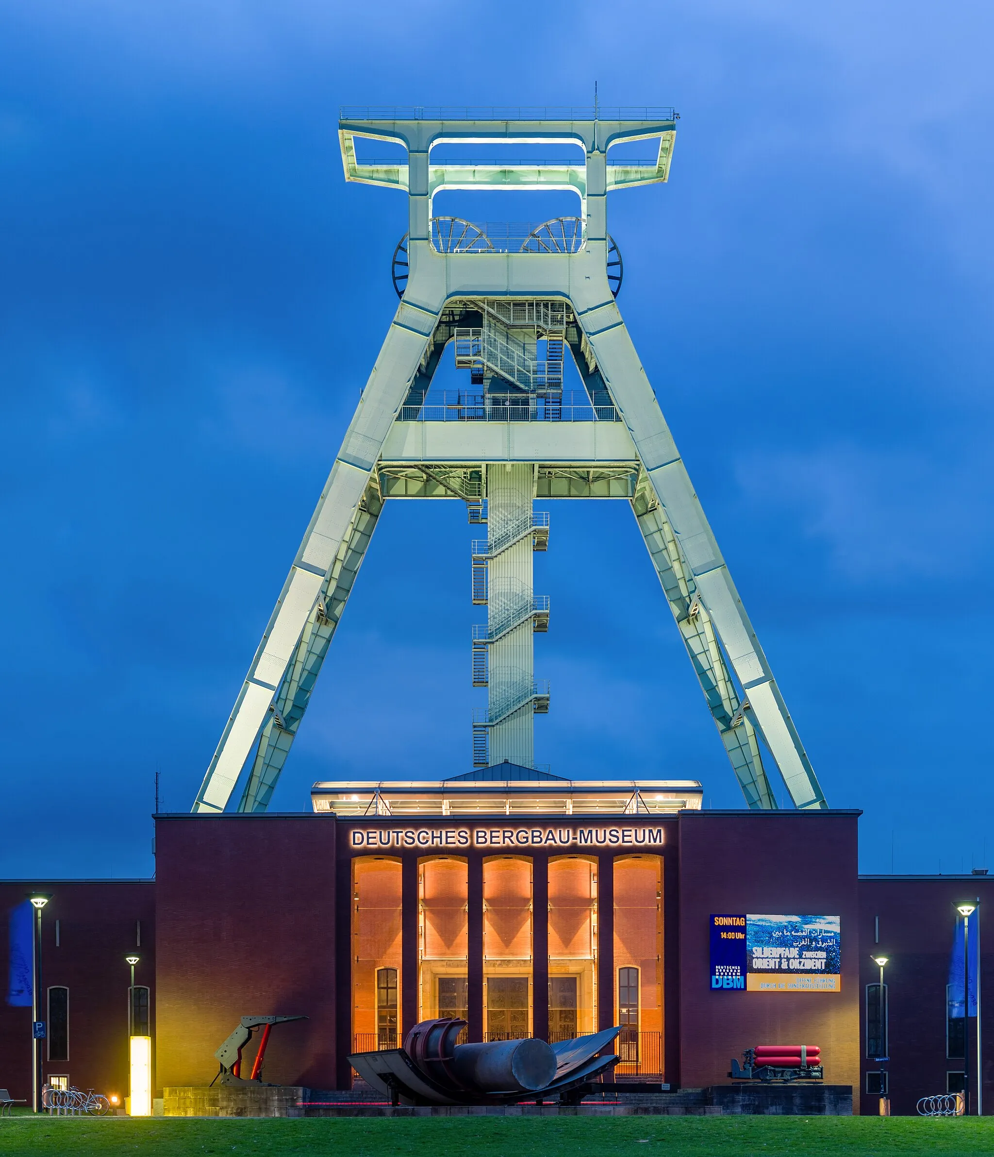 Photo showing: Museum of mining (Bergbaumuseum) in Bochum at blue hour