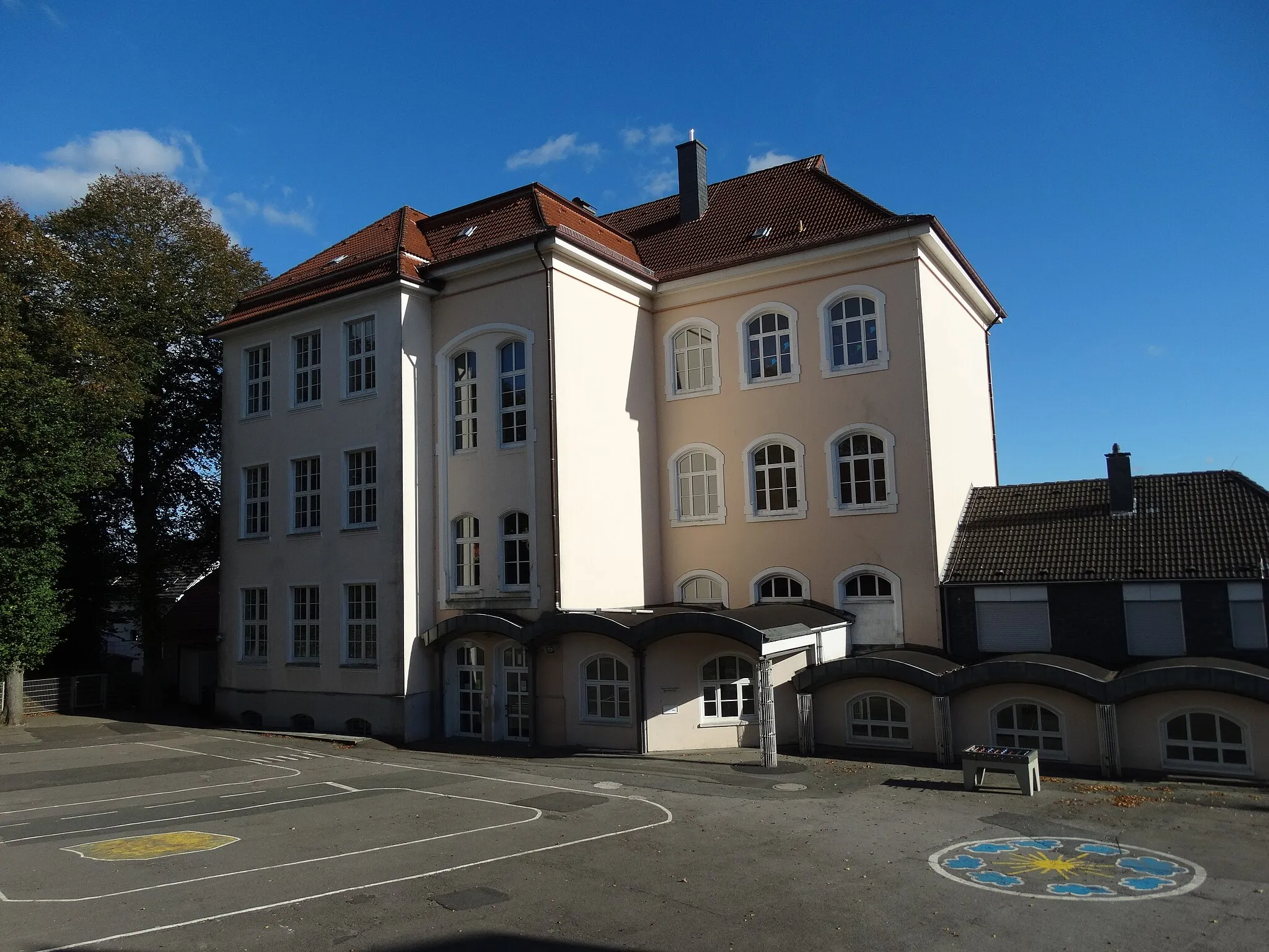 Photo showing: Gebäude und Schulhof der Gemeinschaftsgrundschule Kremenholl in Remscheid