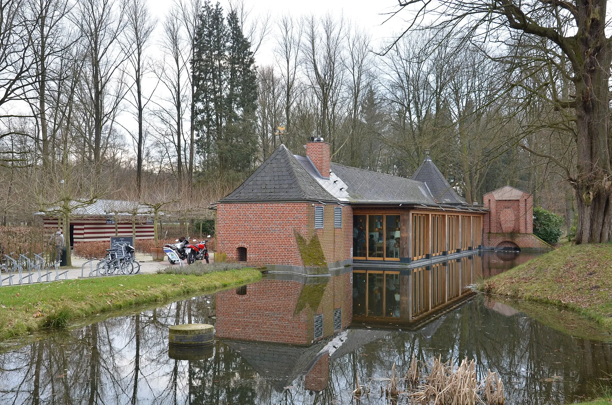 Photo showing: Wasserschloss Gartrop in Hünxer Ortsteil Gartrop-Bühl

Landgasthof Blumrath am Mühlteich