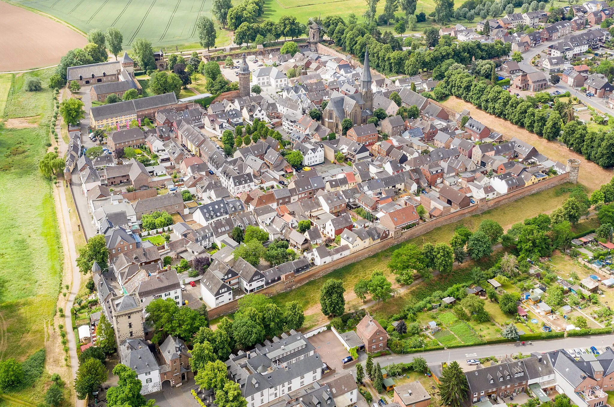 Photo showing: Altstadt Zons - Luftaufnahme. Standort der Drohne: über einem öffentlichen Parkplatz in Zons. Flug in > 100 m Höhe mit Ausnahmegenehmigung der Bezirksregierung Düsseldorf