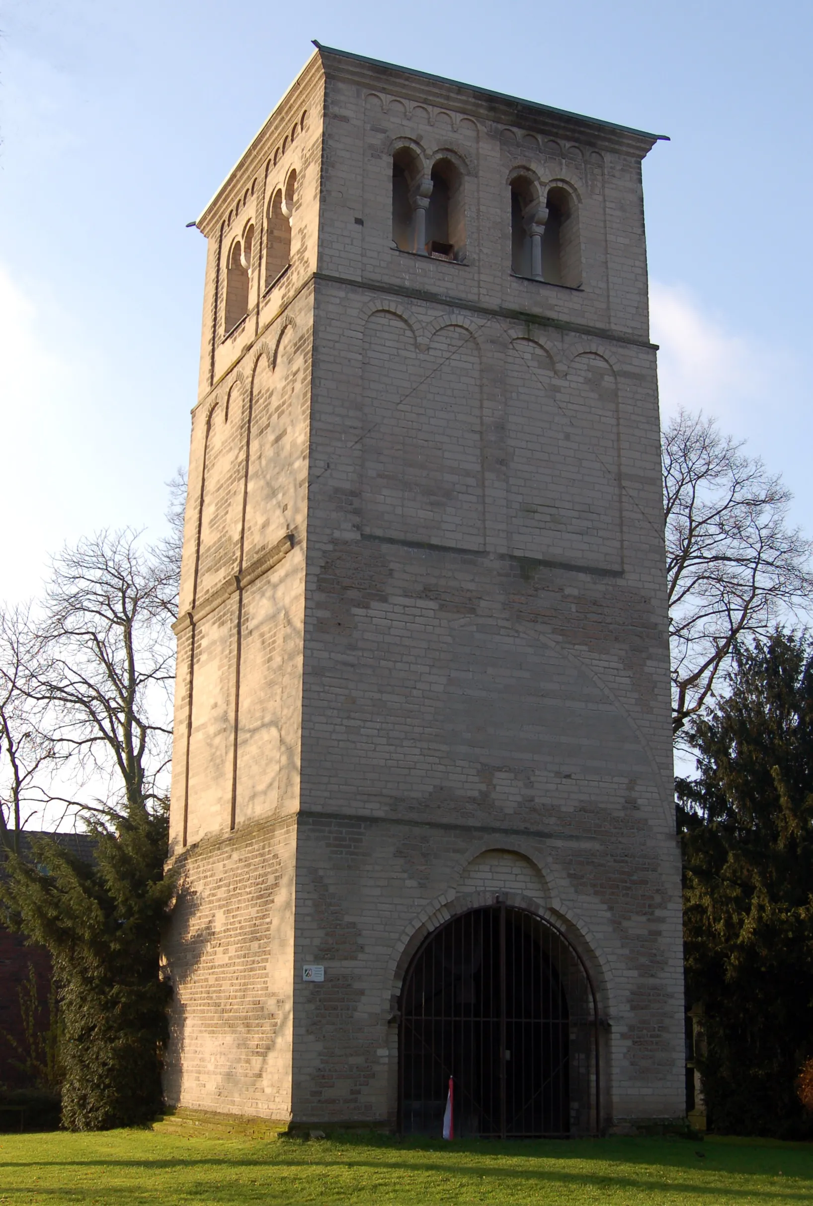 Photo showing: Alter Kirchturm in Meerbusch-Büderich, beherbergt ein Mahnmal von Joseph Beuys.