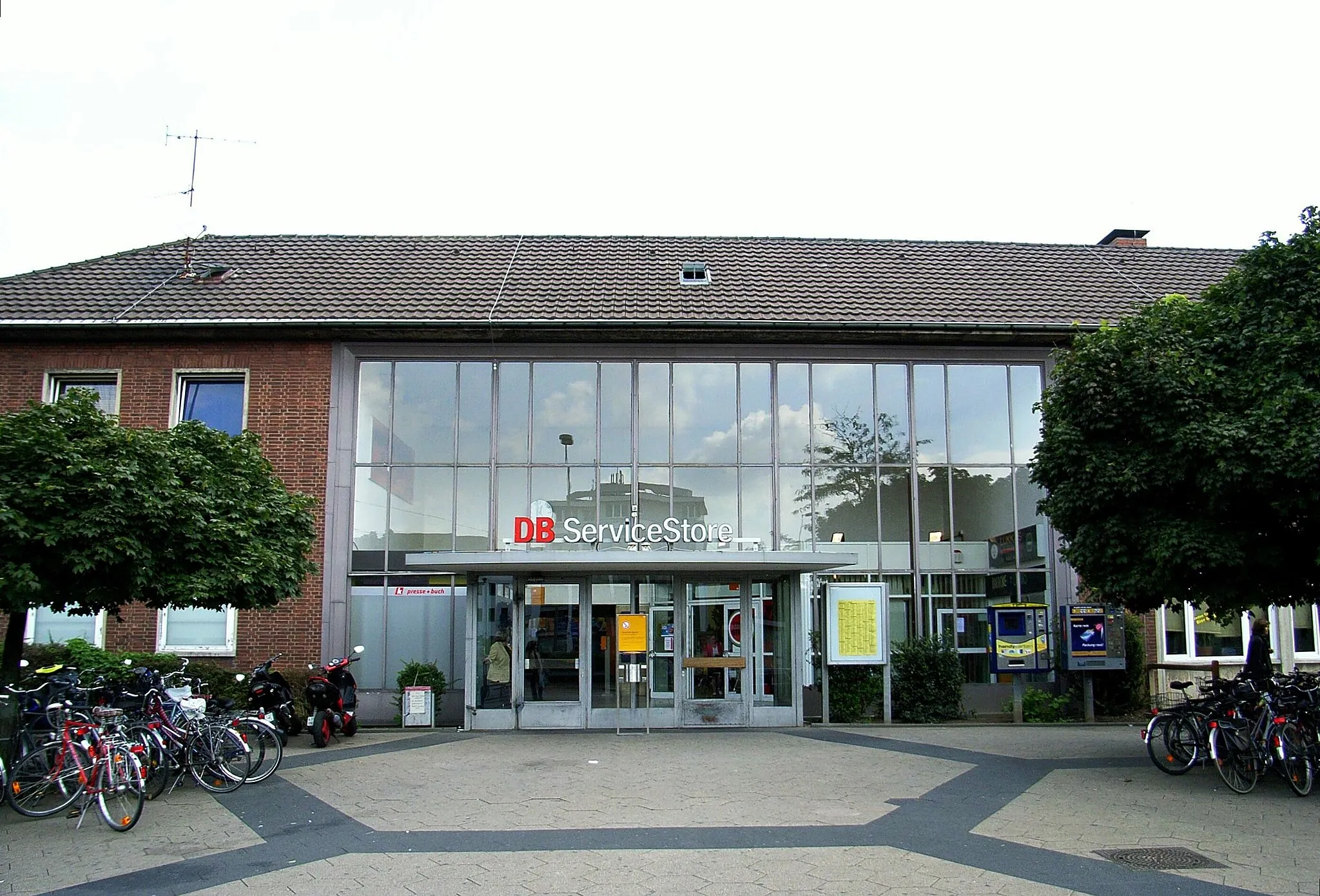 Photo showing: Dieses Bild zeigt das Bahnhofsgebäude in Dinslaken.