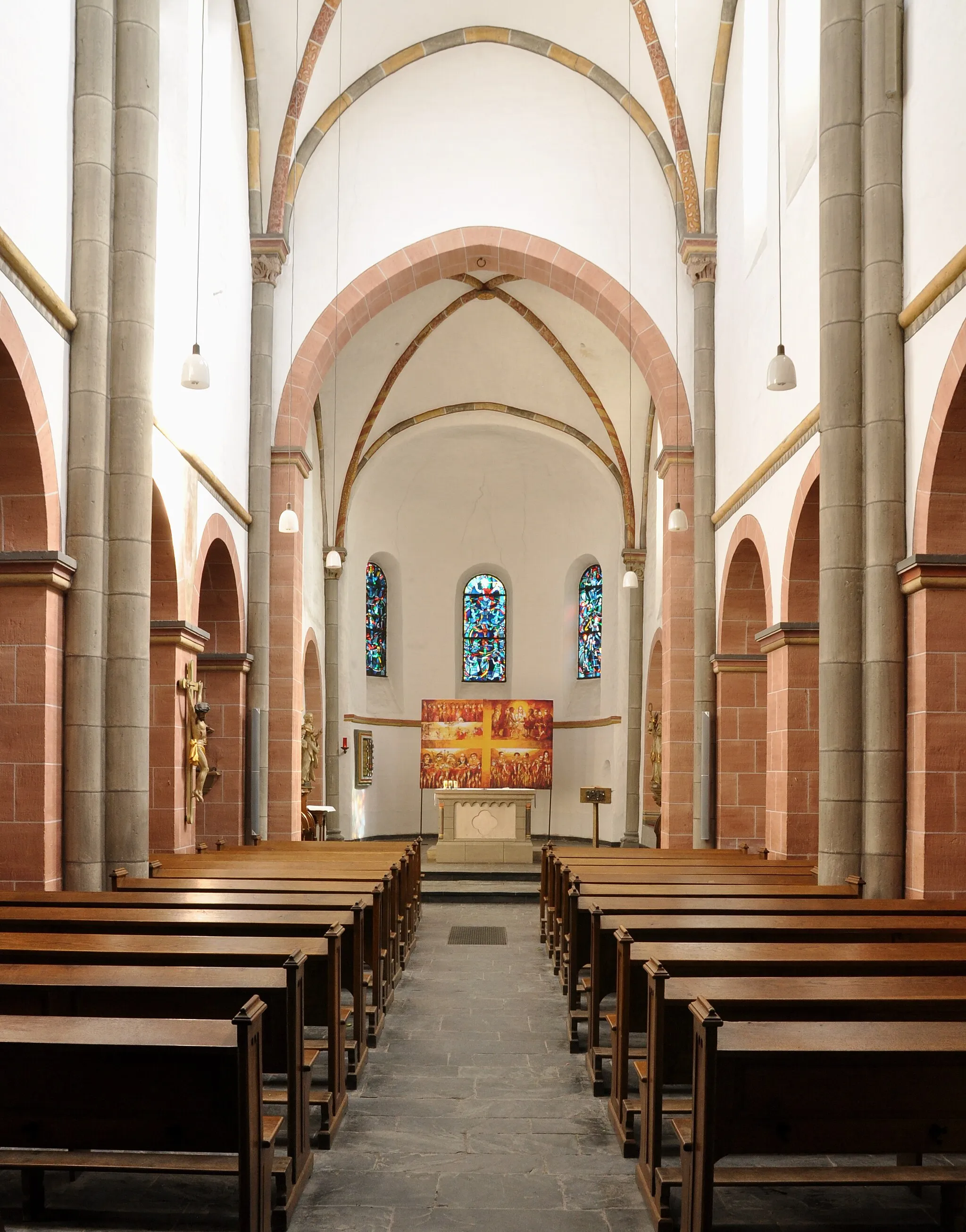 Photo showing: Blick durch das Langhaus der katholischen Pfarrkirche St. Dionysius in Duisburg-Mündelheim in Richtung Osten