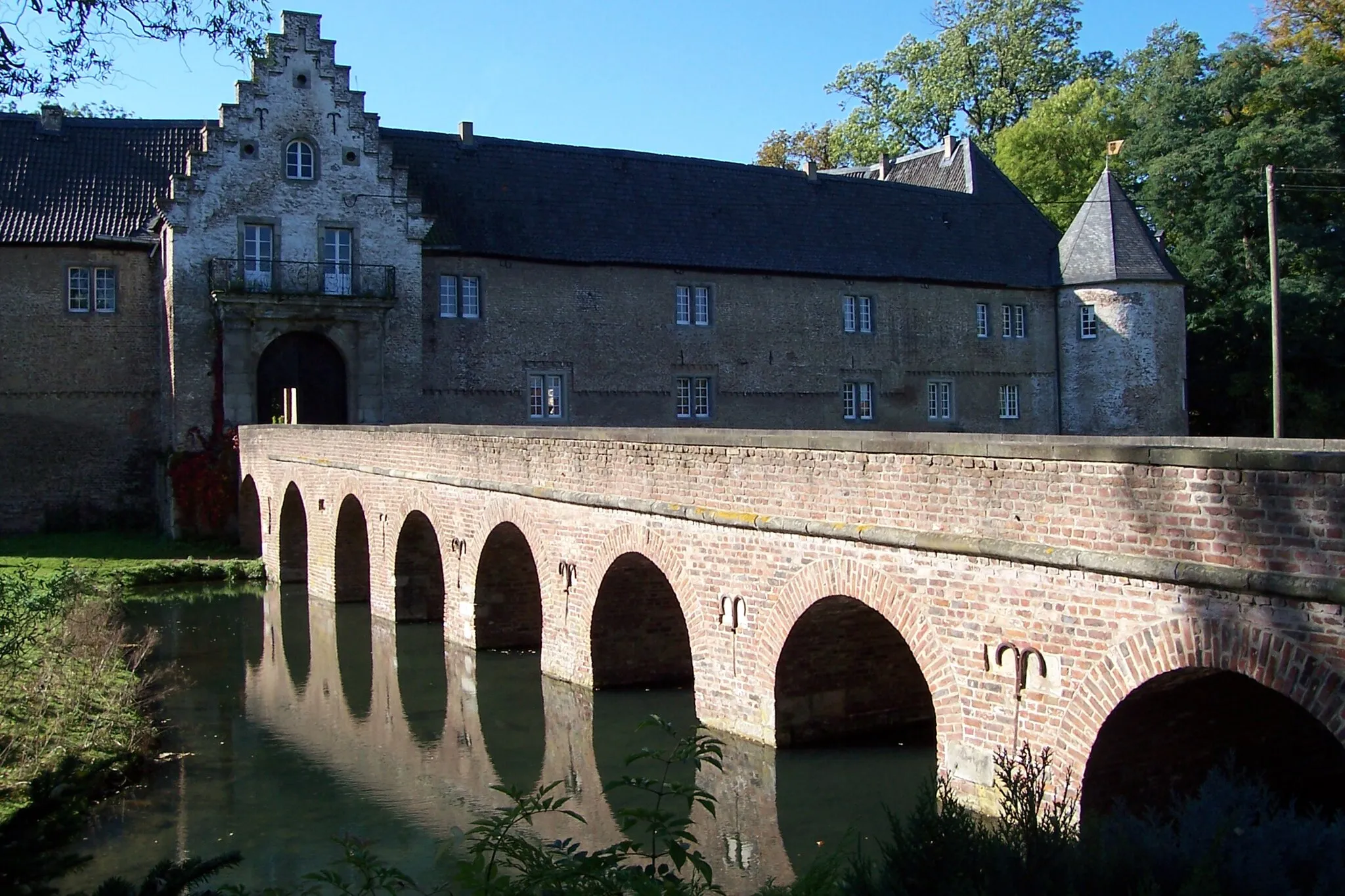 Photo showing: Schloss Hülchrath (Burggraben)