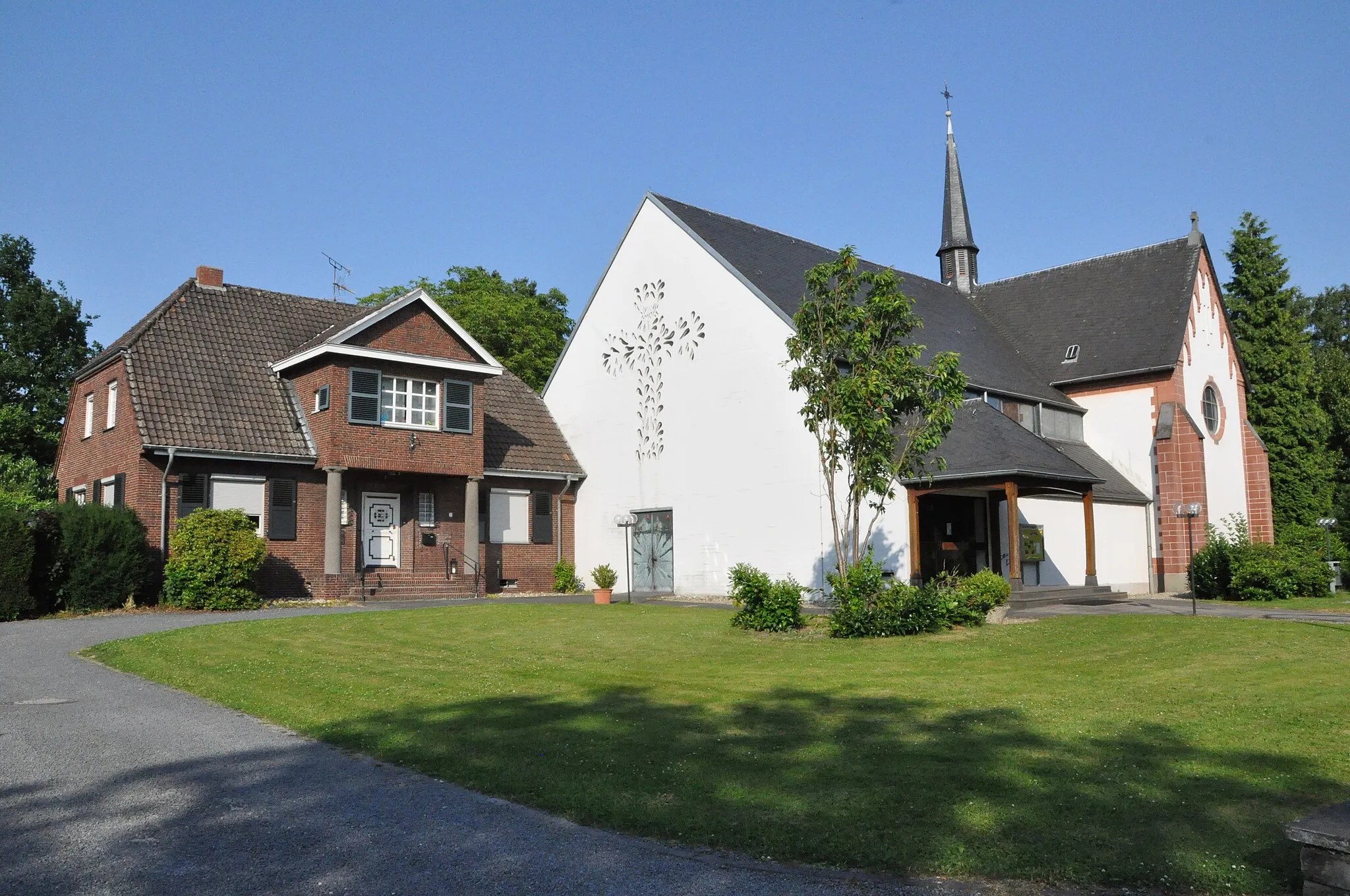 Photo showing: Katholische Herz-Jesu-Kirche in Korschenbroich-Herrenshoff, Außenansicht