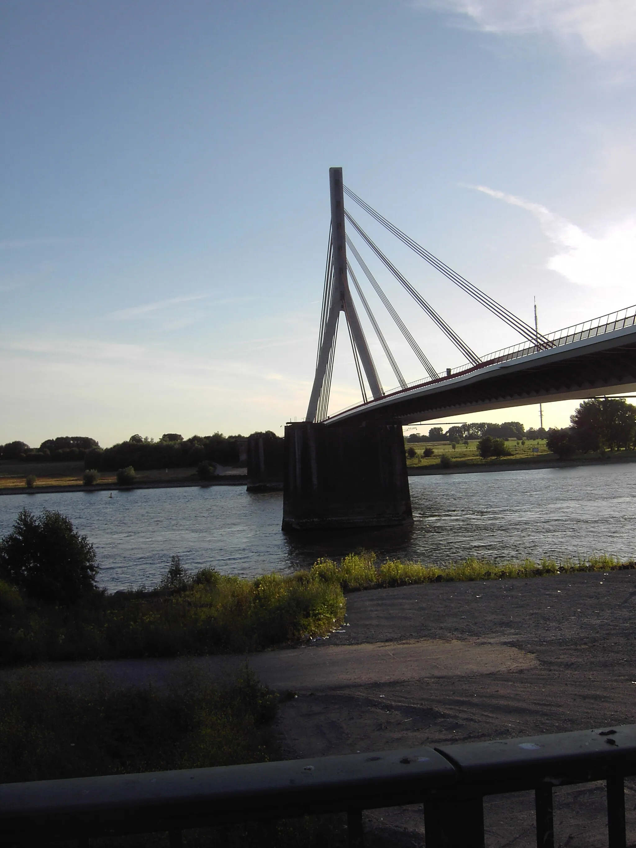 Photo showing: Wesel, Neue Rheinbrücke im Vordergrund die Brückenpfeiler der alten Brücke von 1953