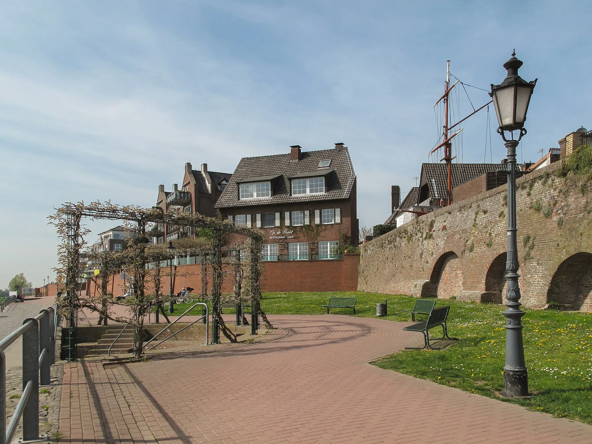 Photo showing: Rees, at the former town wall