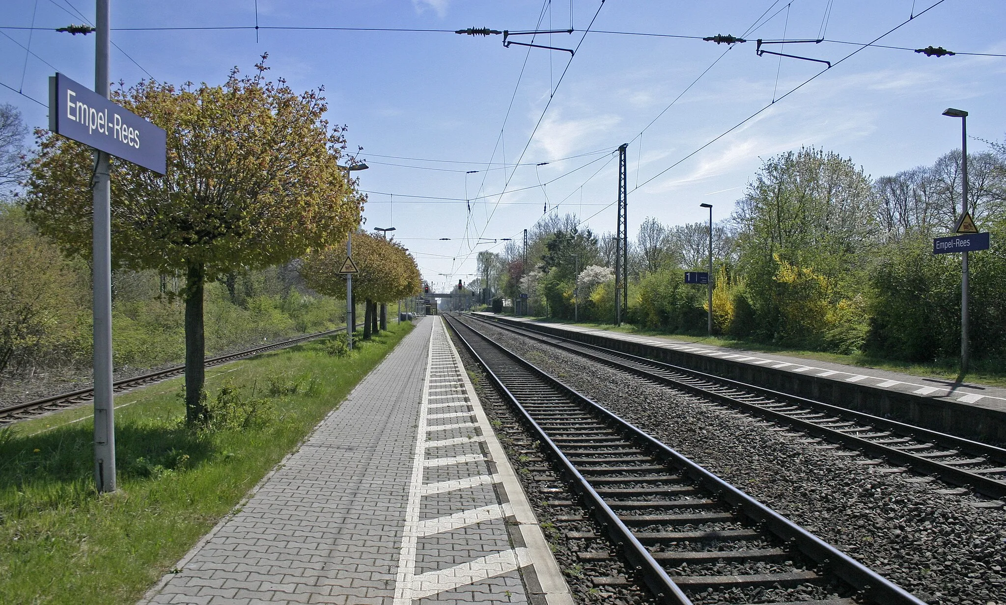 Photo showing: Bf Empel-Rees: Bahnsteige in Blickrichtung Mehrhoog.