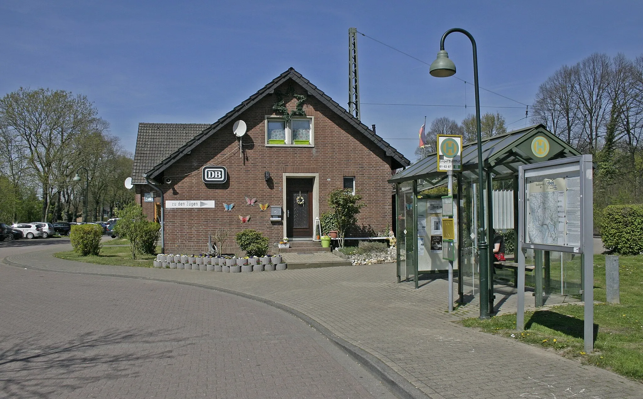 Photo showing: Bf Empel-Rees: Ehemaliges Empfangsgebäude, heute in Privatbesitz.