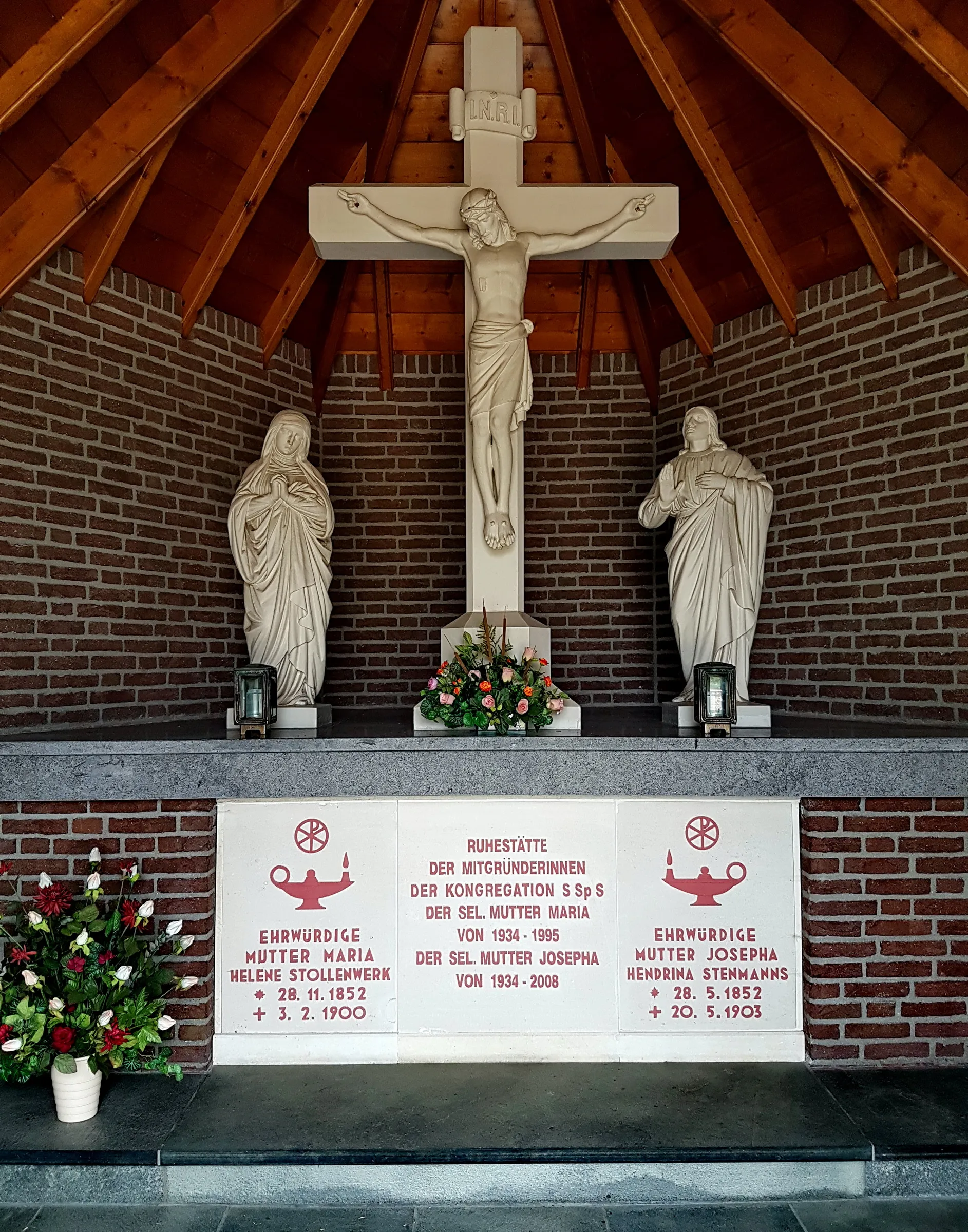 Photo showing: Interior of the cemetery chapel of the "blue sisters", part of the gardens of the Monastery of the Holy Hart in Steyl (Venlo), the Netherlands. This is the mother house of the RC Congregation of the Servants of the Holy Spirit (Servae Spiritus Sancti; SSpS) or "blue sisters".