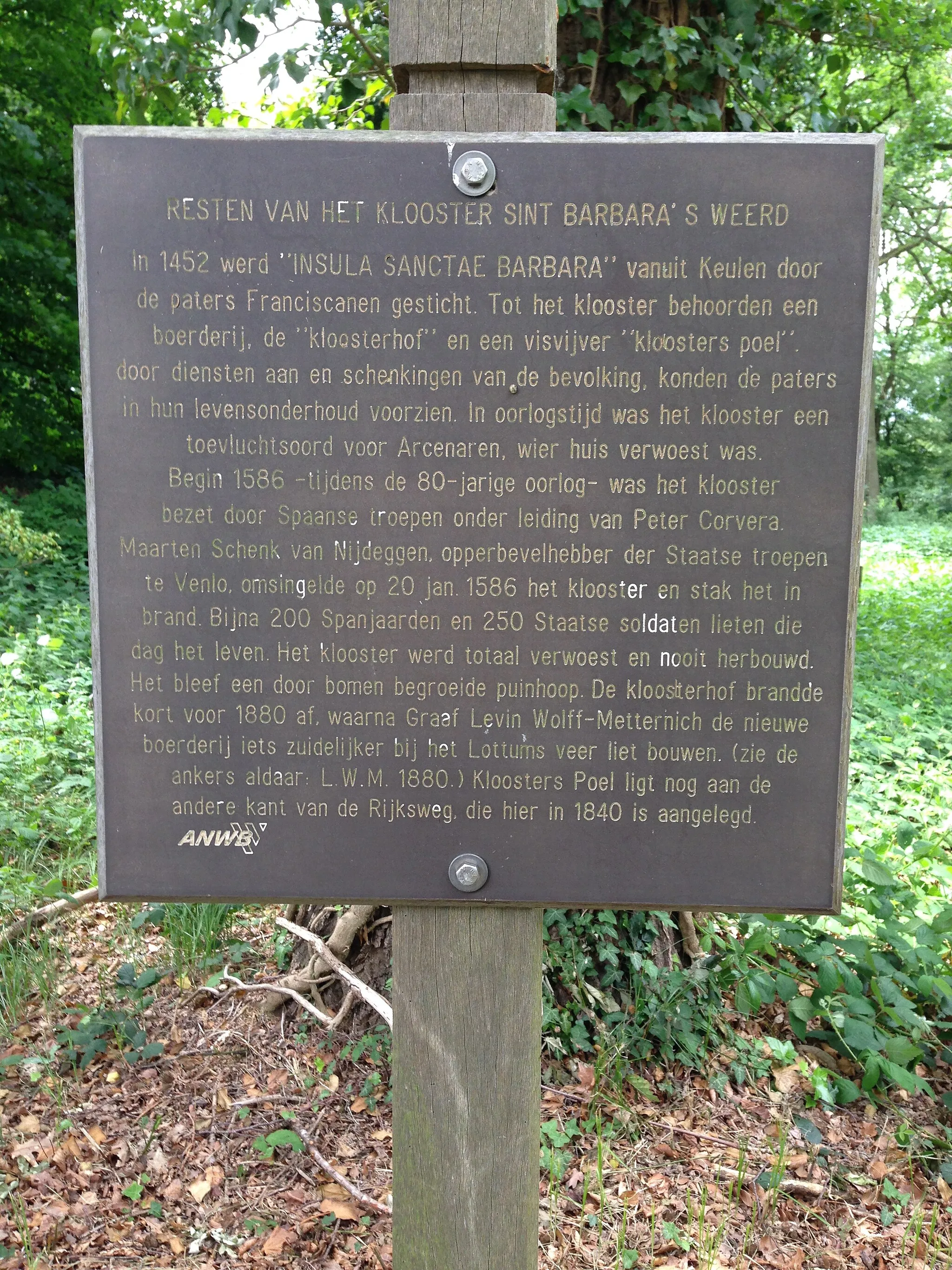 Photo showing: Description of the former ruined cloister near Arcen en Velden RESTEN VAN HET KLOOSTER VAN SINT BARBARA'S WEERD In 1482 werd "INSULA SANCTAE BARBARA" vanuit Keulen door de  paters Fransicanen gesticht. Tot het klooster behoorden een boerderij, de "Kloosterhof" en een visvijver "kloosters poel". door diensten aan en schenkingen van de bevolking, konden de paters in hun levensonderhoud voorzien. In oorlogstijd was het klooster een toevluchtsoord voor Arcenaren, wier huis verwoest was. Begin 1586 –tijdens de 80-jarige oorlog– was het klooster bezet door Spaanse troepen onder leiding van Peter Corvera. Maarten Schenk van Nijdeggen, opperbevelhebber der Staatse troepen te Venlo, omsingelde op 20 jan. 1586 het klooster en stak het in brand. Bijna 200 Spanjaarden en 250 Staatse soldaten lieten die dag het leven. Het klooster werd totaal verwoest en nooit herbouwd. Het bleef een door bomen begroeide puinhoop. De kloosterhof brandde kort voor 1880 af, waarna Graaf Levin Wolff-Metternich de nieuwe iets zuidelijker bij het Lottums veer liet bouwen.(zie de ankers aldaar: L.W.M. 1880.) Kloosters Poel ligt nog aan de andere kant van de Rijksweg, die hier in 1840 is aangelegd. ANWB