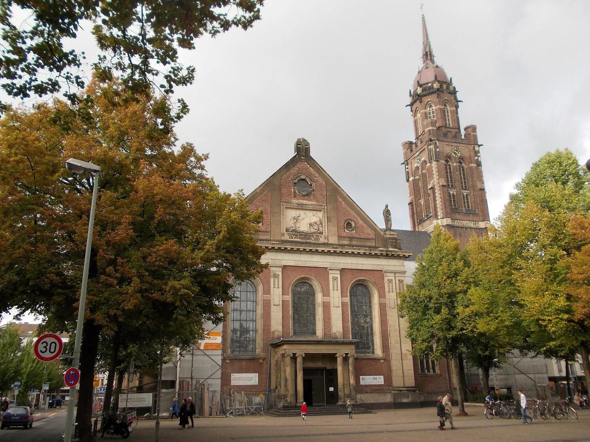 Photo showing: Krefeld: katholische Pfarrkirche St. Dionysius, Südseite, mit der 2010/2011 wiederhergestellten Turmspitze.