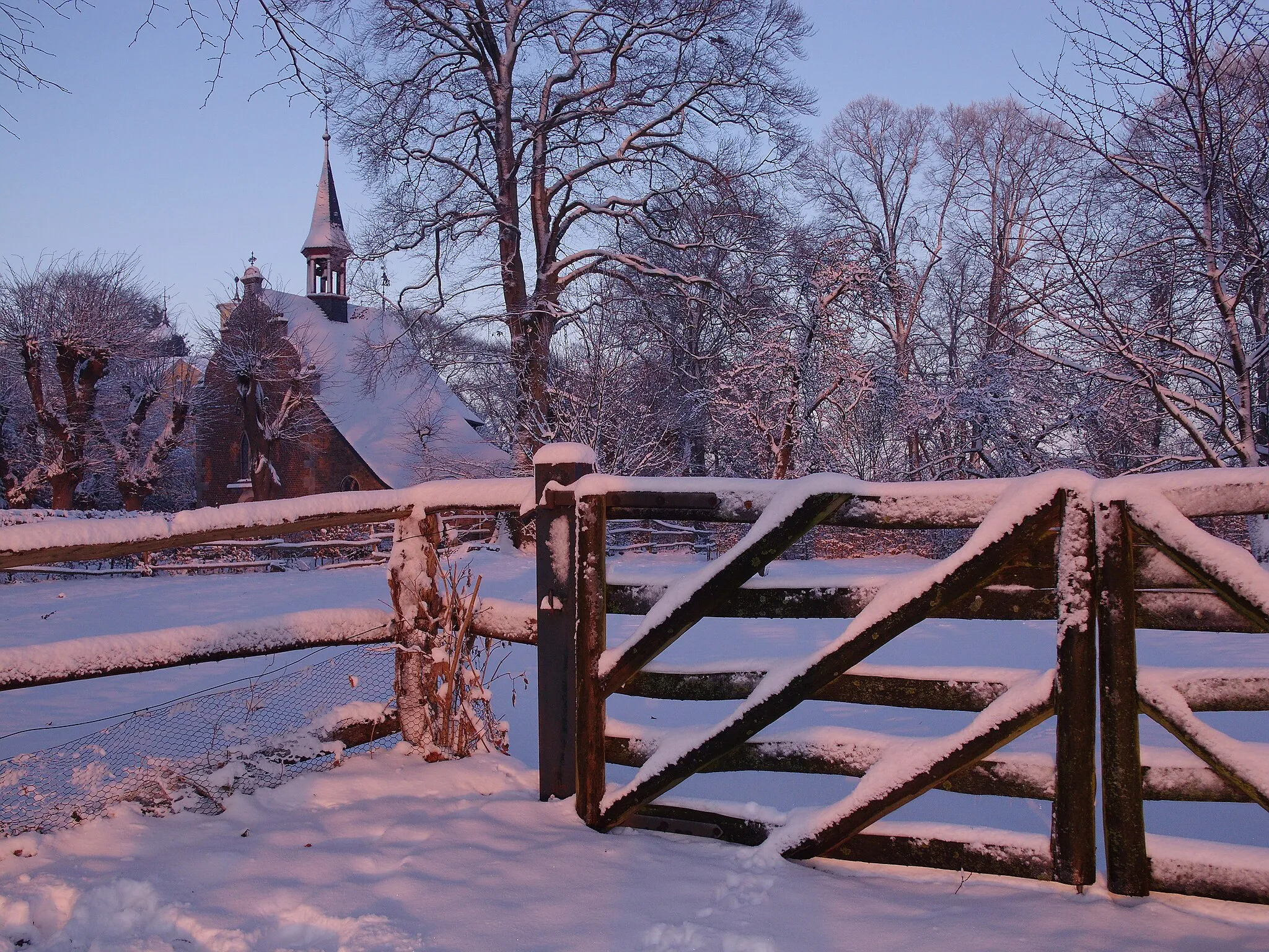 Photo showing: Winterstimmung an der verschneiten Kapelle auf dem Fürstenberg