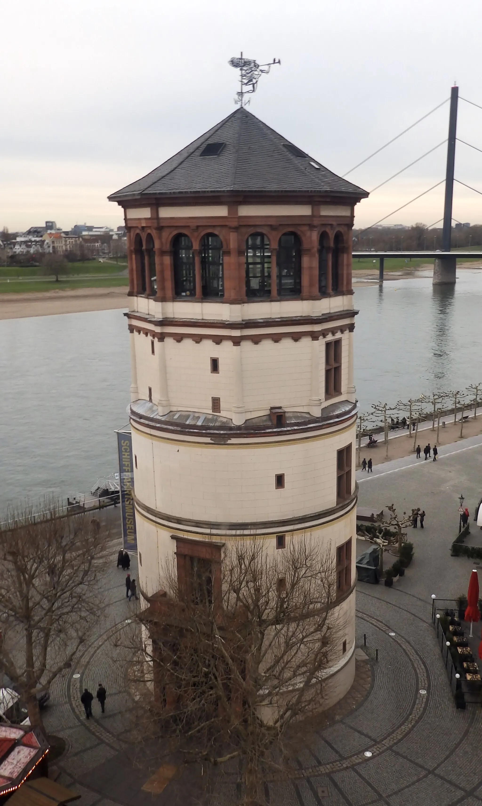 Photo showing: Den Schlossturm in Düsseldorf von paar Meter über dem Boden aus fotografiert