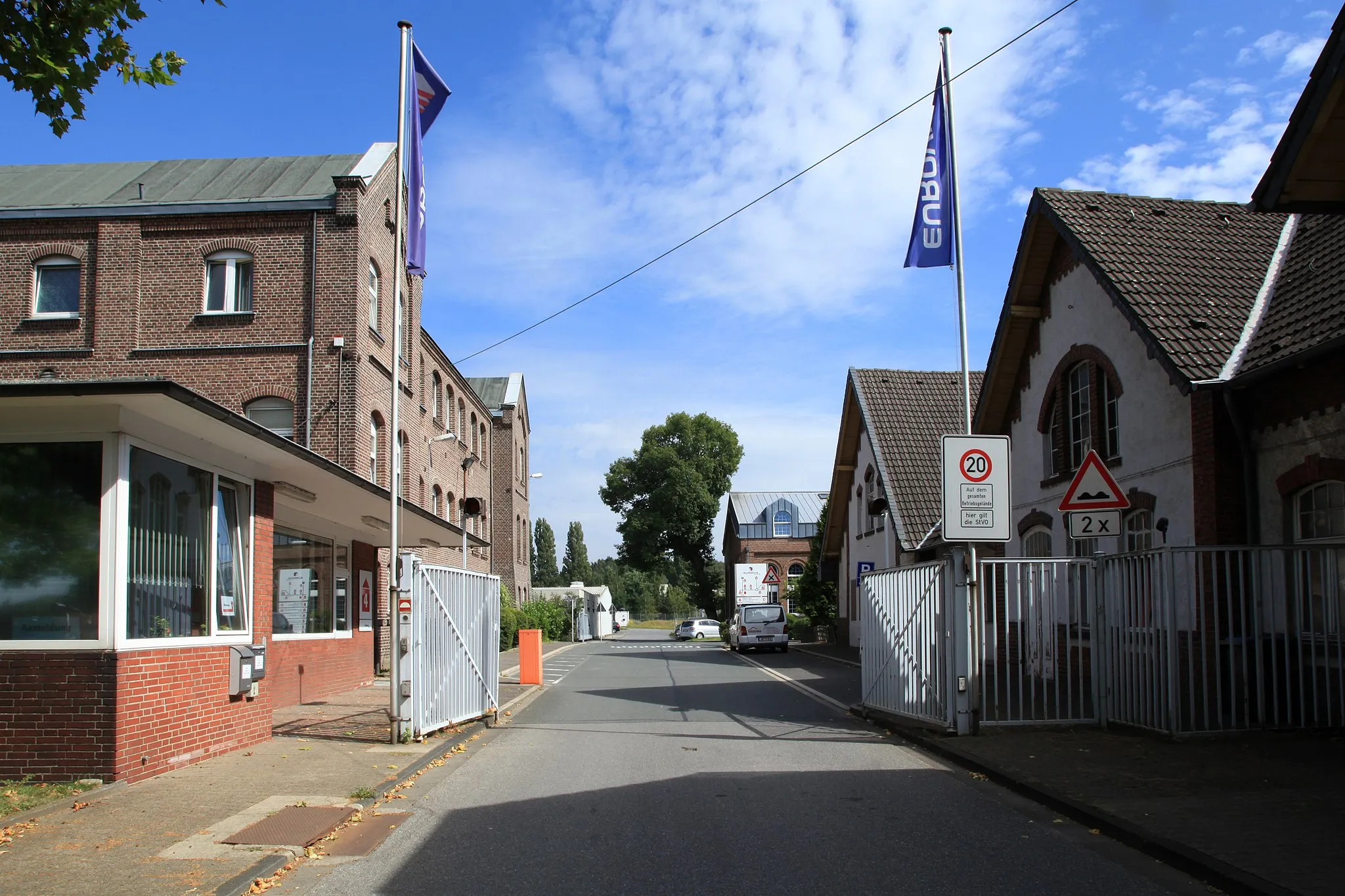 Photo showing: Verbliebene Gebäude der Zeche Rheinbaben, jetzt in Benutzung und auf dem Firmengelände von Eurovia Teerbau GmbH NL Bottrop, Rheinbabenstraße 75 in Bottrop. Die Aufnahmen auf dem eigentlich nicht zugänglichen Firmengelände entstanden mit freundlicher Genehmigung der Eurovia Teerbau GmbH.