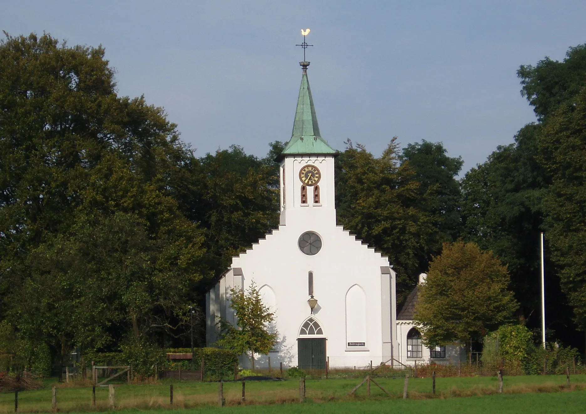 Photo showing: De Heldringkerk in nl:Hoenderloo, gezien vanaf de Middenweg.