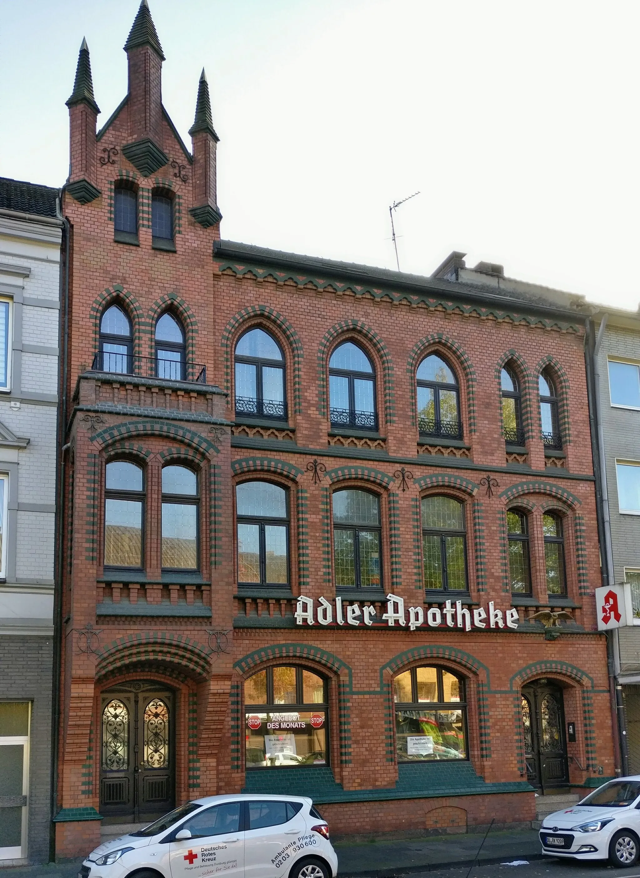 Photo showing: Wohngebäude mit Apotheke am Marktplatz in Beeck, Duisburg