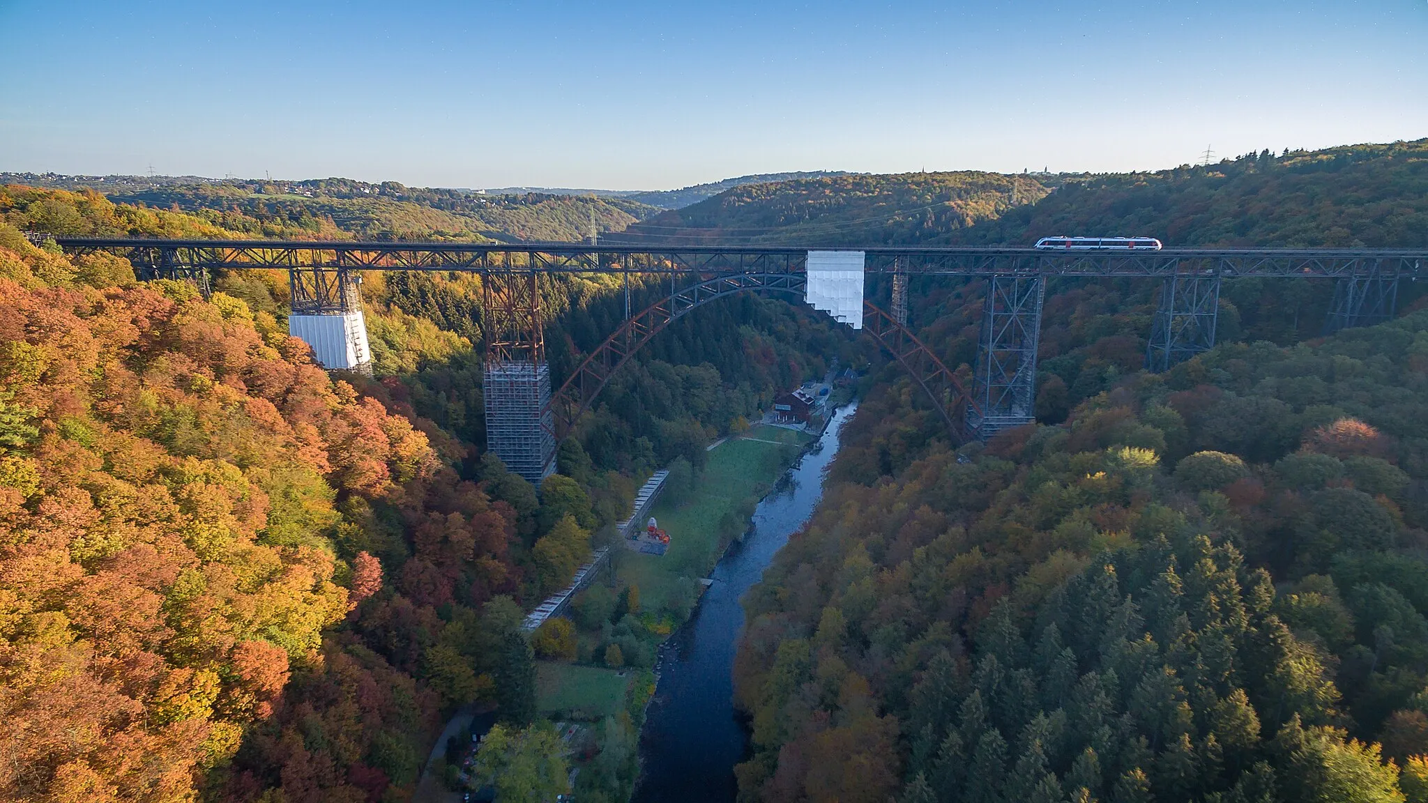 Photo showing: Müngstener Brücke im Herbst 2018 per Kameradrohne