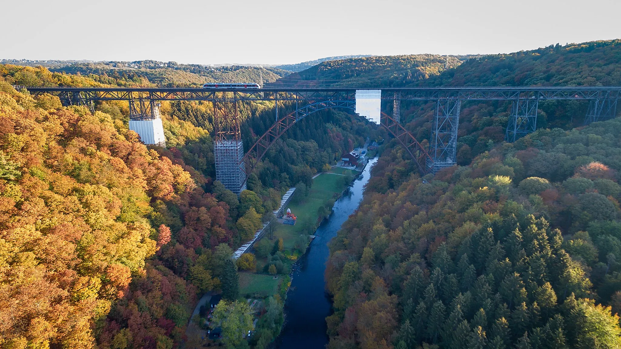 Photo showing: Müngstener Brücke im Herbst 2018 per Kameradrohne