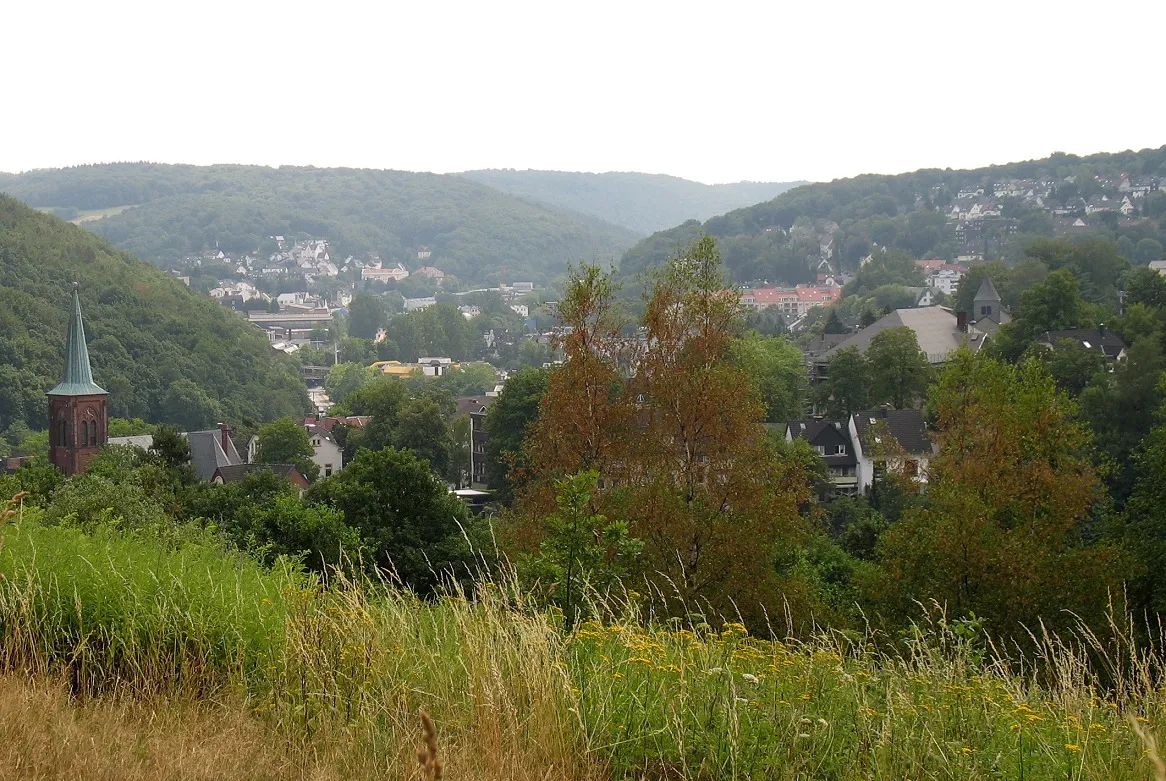 Photo showing: Ennepetal-Milspe vom Berg oberhalb des Bahnhofes fotografiert. Das gelbe Gebäude in der Mitte ist das „Haus Ennepetal“.
