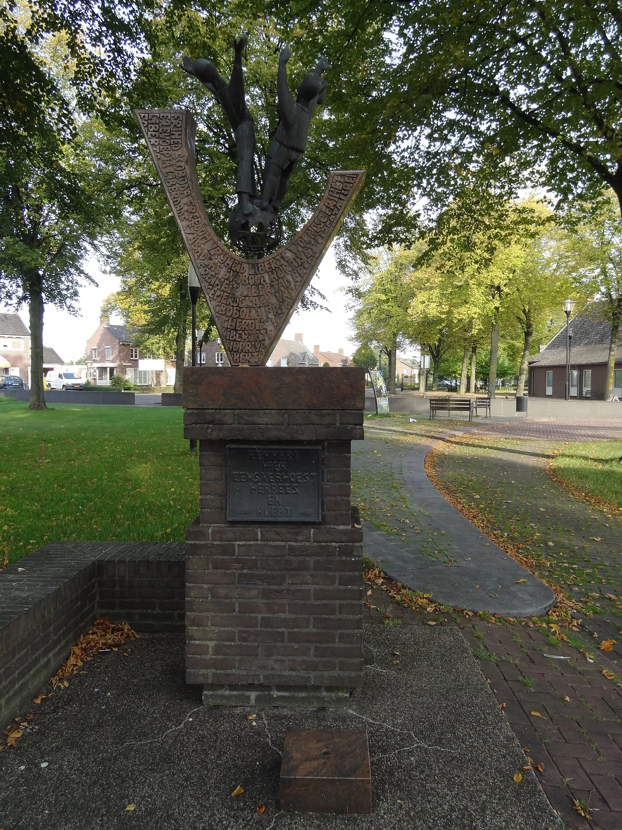 Photo showing: Vrijheidsmonument (Liberty monument) created by Rien Evers at the 14 oktoberplein in Overloon, The Netherlands