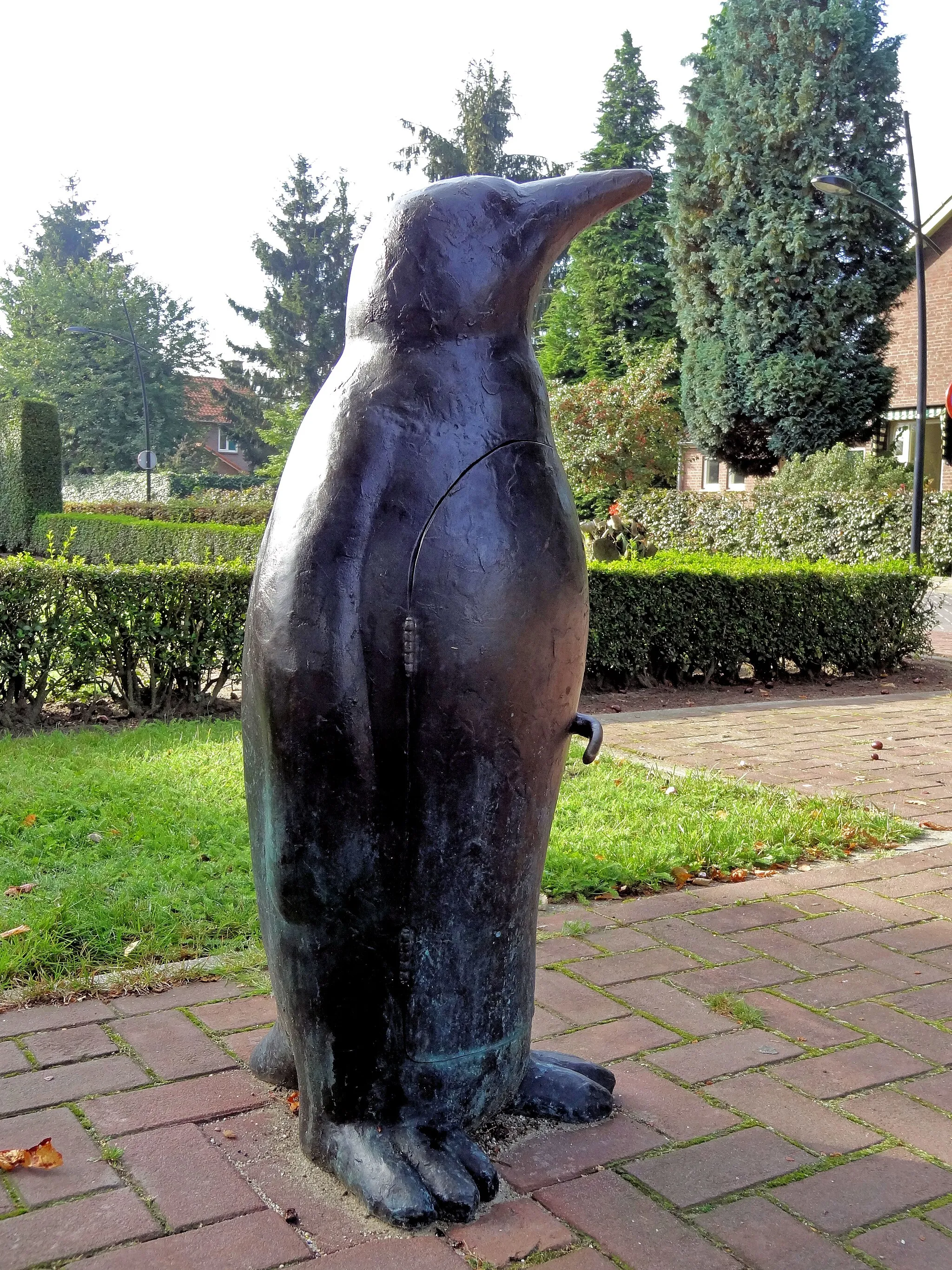 Photo showing: King penguin with door handle created by Marjolijn Mandersloot at the corner of Museumlaan and Raaijweg in Overloon, The Netherlands