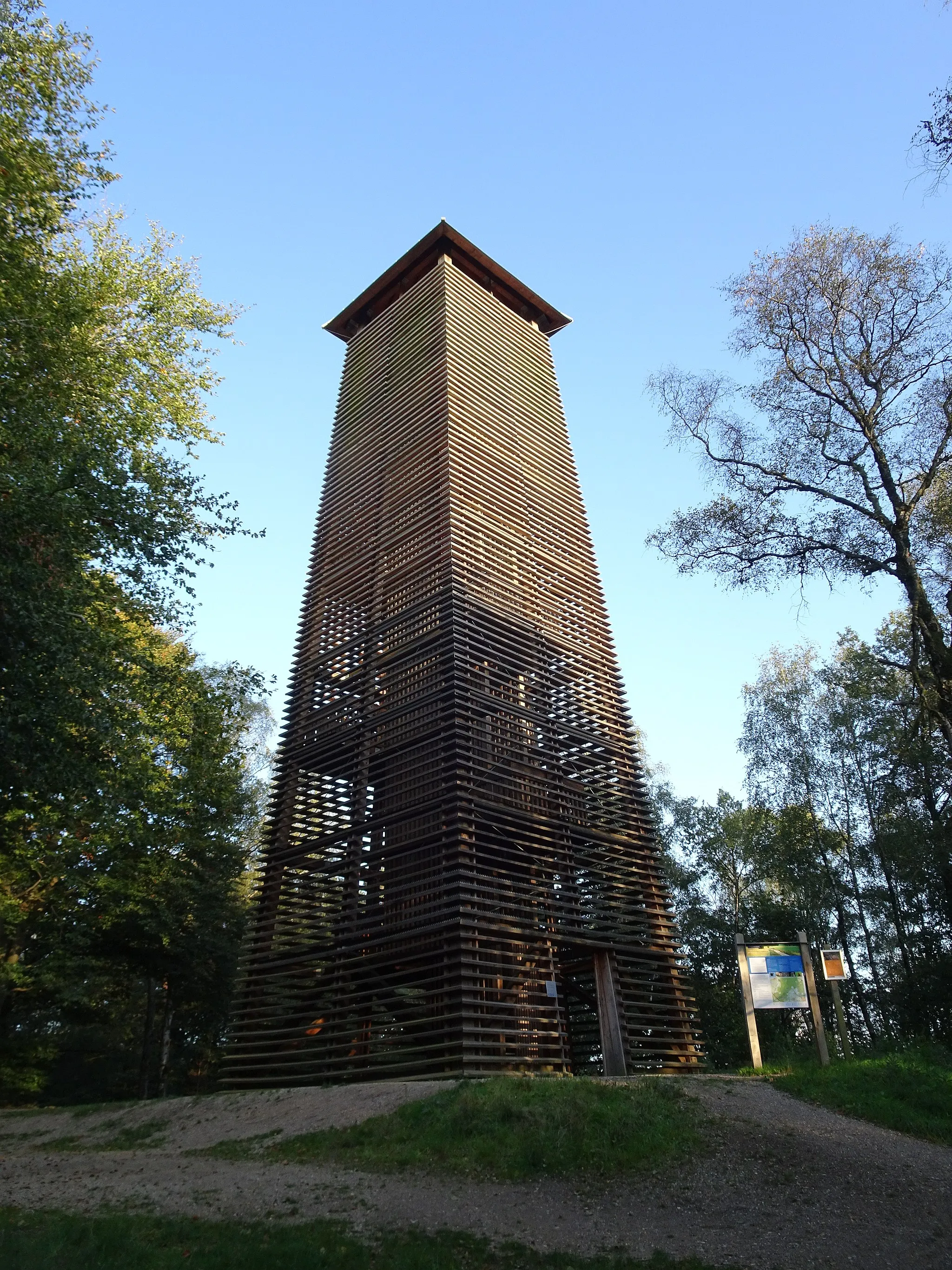 Photo showing: Montferland. Uitkijktoren op de Hulzenberg in het Bergherbos bij Stokkum
De top staat 26,5 meter boven de grond en 108,5 meter boven NAP. De klim bedraagt 104 treden.