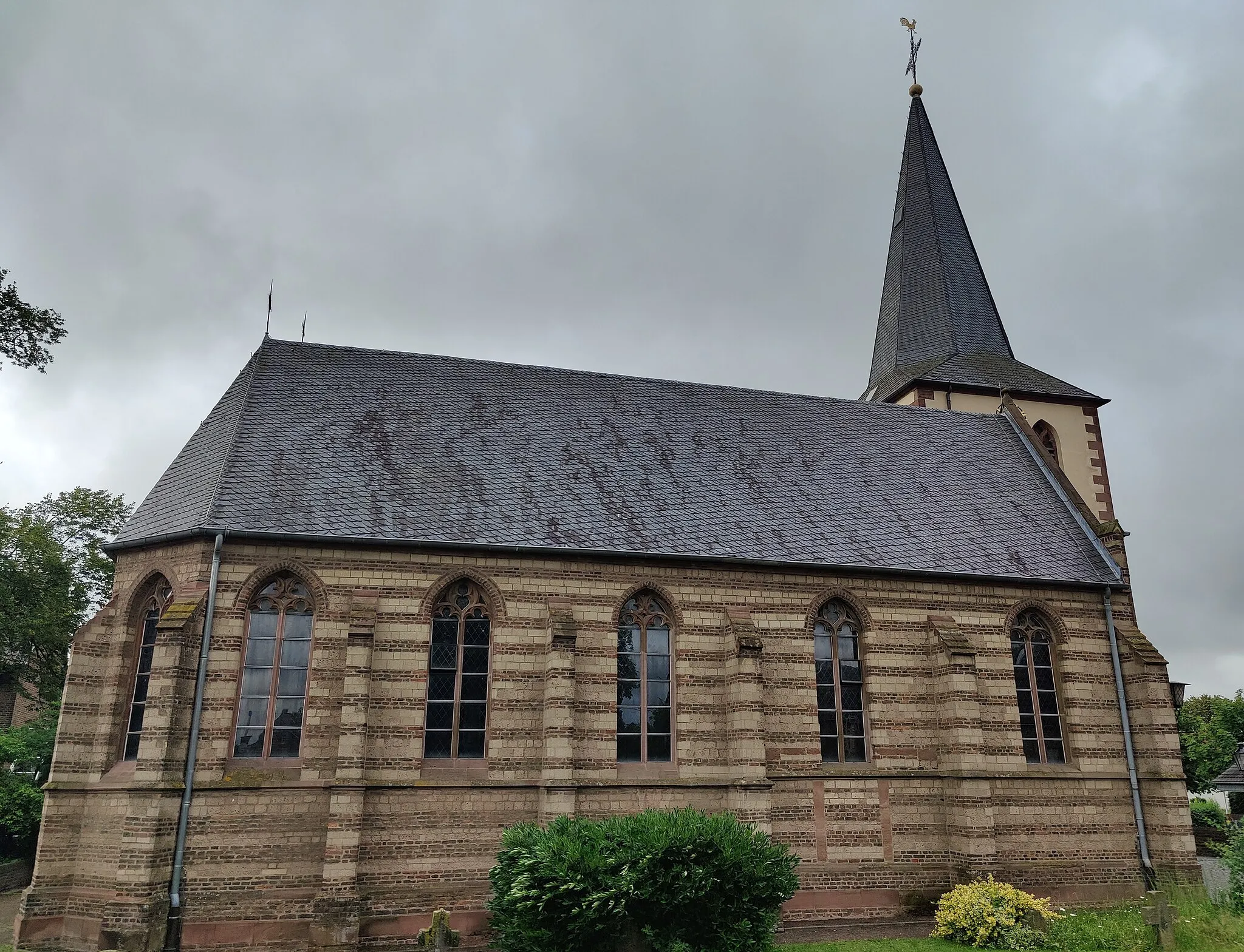 Photo showing: Katholische Pfarrkirche St. Dionysius Heppendorf, Stadt Elsdorf, Rhejn-Erft-Kreis, Nordrhein-Westfalen, Deutschland